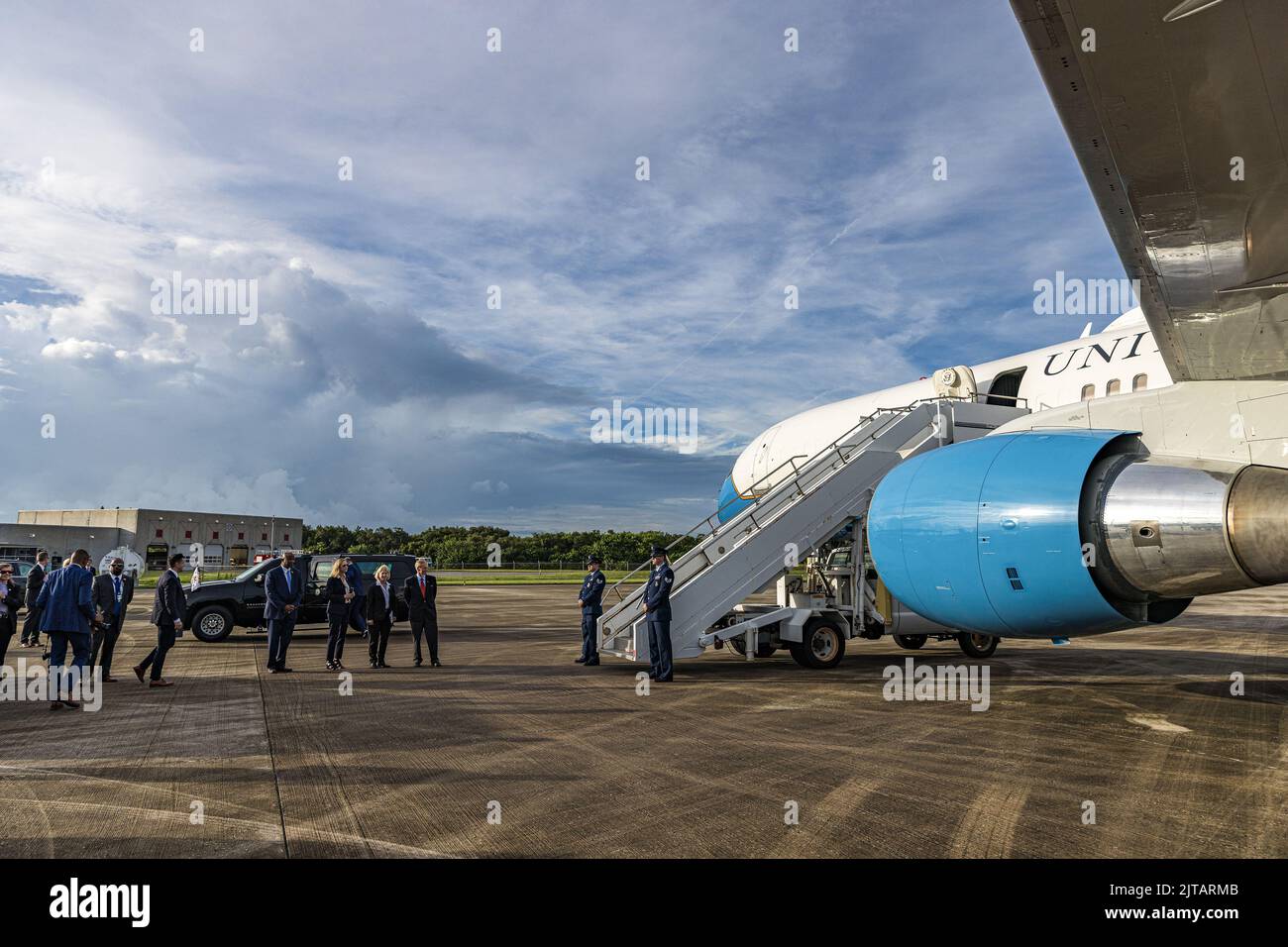 Bill Nelson, amministratore, National Aeronautics and Space Administration (NASA), colonnello (USAF, pensionato) Pam Melroy, viceamministratore, National Aeronautics and Space Administration (NASA), vicedirettore del Kennedy Space Center Kelvin Manning, E Janet Petro, direttore del Centro spaziale Kennedy della NASA, aspetta che il Vice Presidente degli Stati Uniti Kamala Harris e il secondo Signore Douglas Emhoff sbarcano dall'Air Force due dopo essere arrivati per vedere il lancio dello Space Launch System della NASA prima della missione Artemis i nell'orbita lunare presso lo spazio Kennedy dell'agenzia Centro in Florida il 29 agosto 2022. I non crewed s Foto Stock