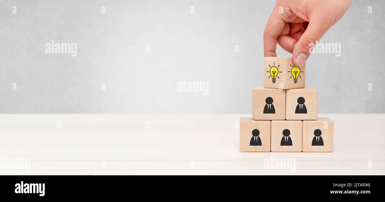 Uomo d'affari costruire la strategia aziendale con blocchi di legno. Idea creativa di pensiero Foto Stock