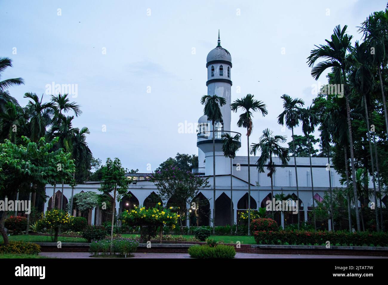 46th° anniversario della morte del poeta nazionale Kazi Nazrul Islam.l'anniversario della morte di Nazrul, ampiamente noto come il poeta ribelle, è osservato in Bangladesh il Bhadra 12 secondo il calendario Bangla Bangla Bangladese. Il ministero degli affari culturali in associazione con l'Istituto Kabi Nazrul e altri dipartimenti e organizzazioni sotto il ministero pagherà tributi al poeta ponendo corati floreali alla tomba di Nazrul. (Foto di m. Noor Hossain/Pacific Press) Foto Stock