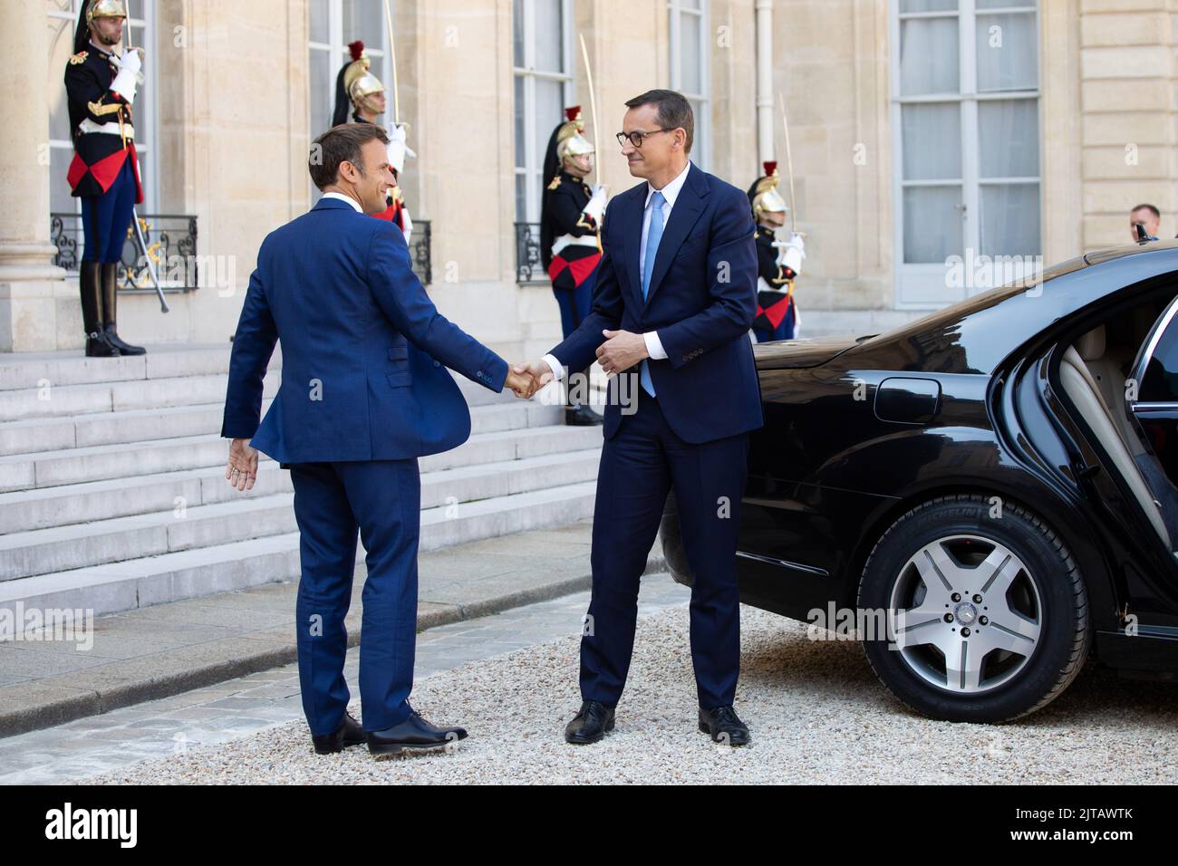 Parigi, Francia, il 29 agosto 2022, discussione tra il presidente francese, Emmanuel Macron e il presidente del Consiglio dei ministri della Polonia, Mateusz Morawiecki, Francesco Loock/Alamy Foto Stock