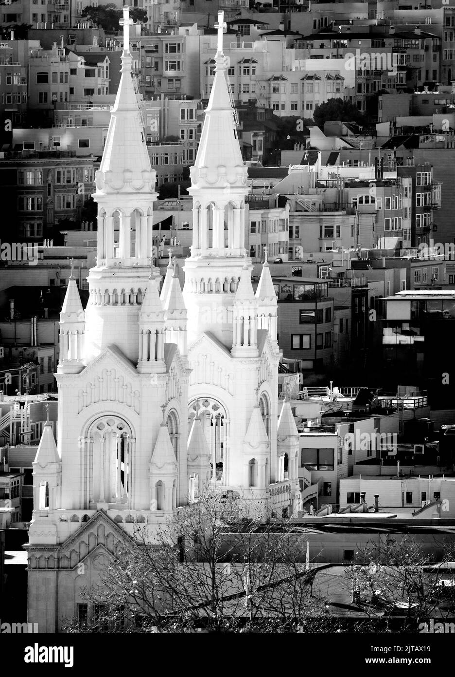 Chiesa di San Pietro e Paolo a San Francisco con edifici cittadini e case sullo sfondo Foto Stock