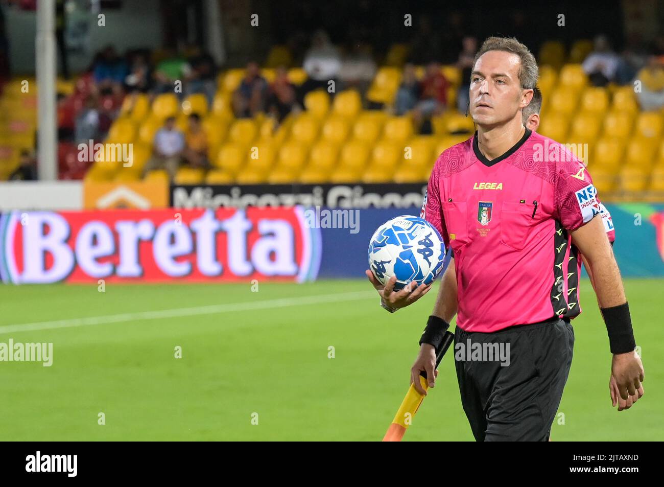 28 de agosto de 2022, Benevento, Italia: L'allenatore del Frosinone Calcio  Fabio Grosso hablando con el árbitro Luca Pairetto durante el partido de  Fútbol Italiano Serie B 2022/2023 entre Benevento vs Frosinone