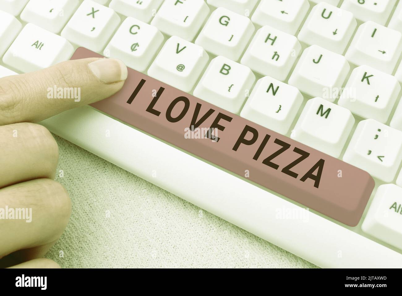 Segno di scrittura della mano i Love Pizza. Parola scritta su come un sacco di cibo italiano con formaggio prosciutto peperoni in fette Businesswoman puntando con due dita Foto Stock