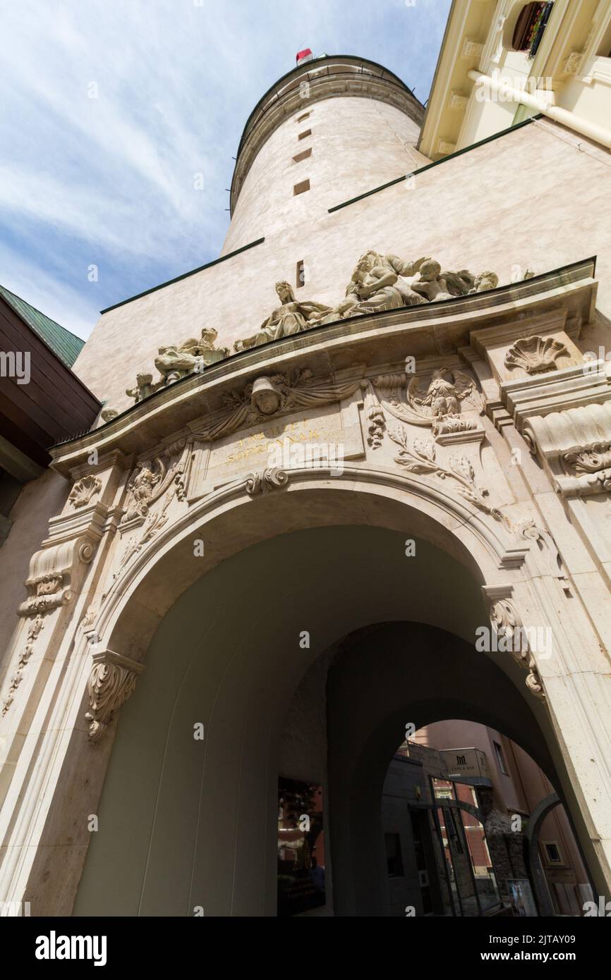 Vista dal basso angolo di Fidelity Gate (Husegkapu) sulla torre Firewatch, Sopron, Ungheria Foto Stock