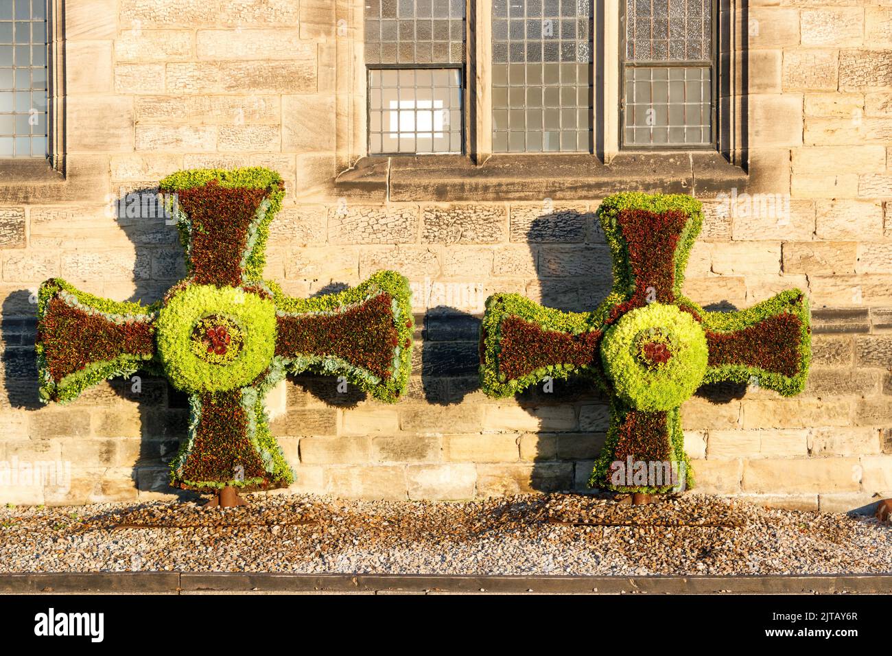 Mostra le croci floreali di St Cuthbert Cross nei terreni della Durham Cathedral County Durham UK Foto Stock