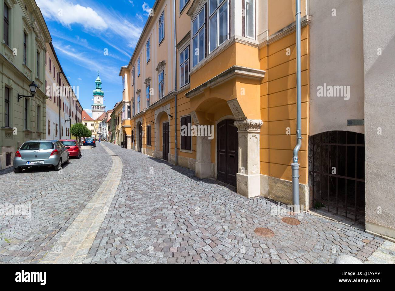 Vista della Torre di vigilanza antincendio da Kolostor utca, centro storico della città, Sopron, Ungheria Foto Stock