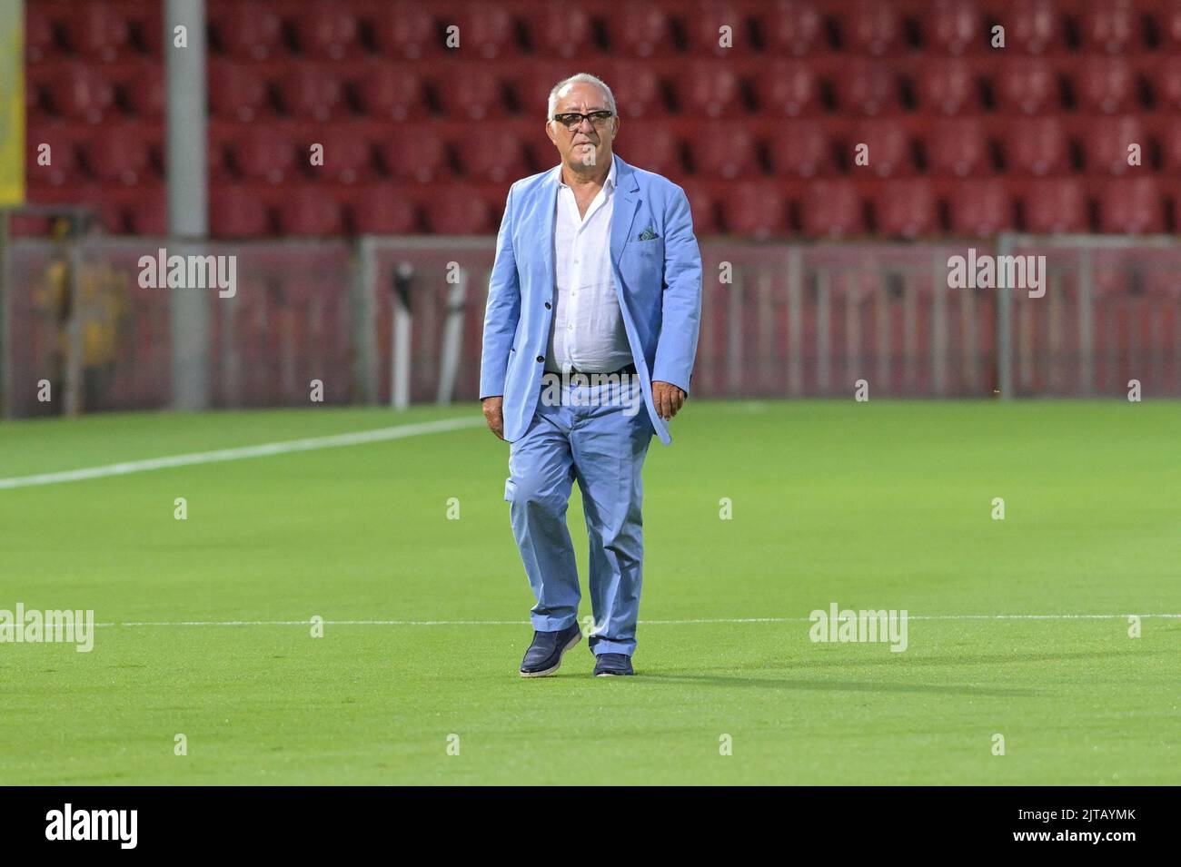 28 de agosto de 2022, Benevento, Italia: L'allenatore del Frosinone Calcio  Fabio Grosso hablando con el árbitro Luca Pairetto durante el partido de  Fútbol Italiano Serie B 2022/2023 entre Benevento vs Frosinone