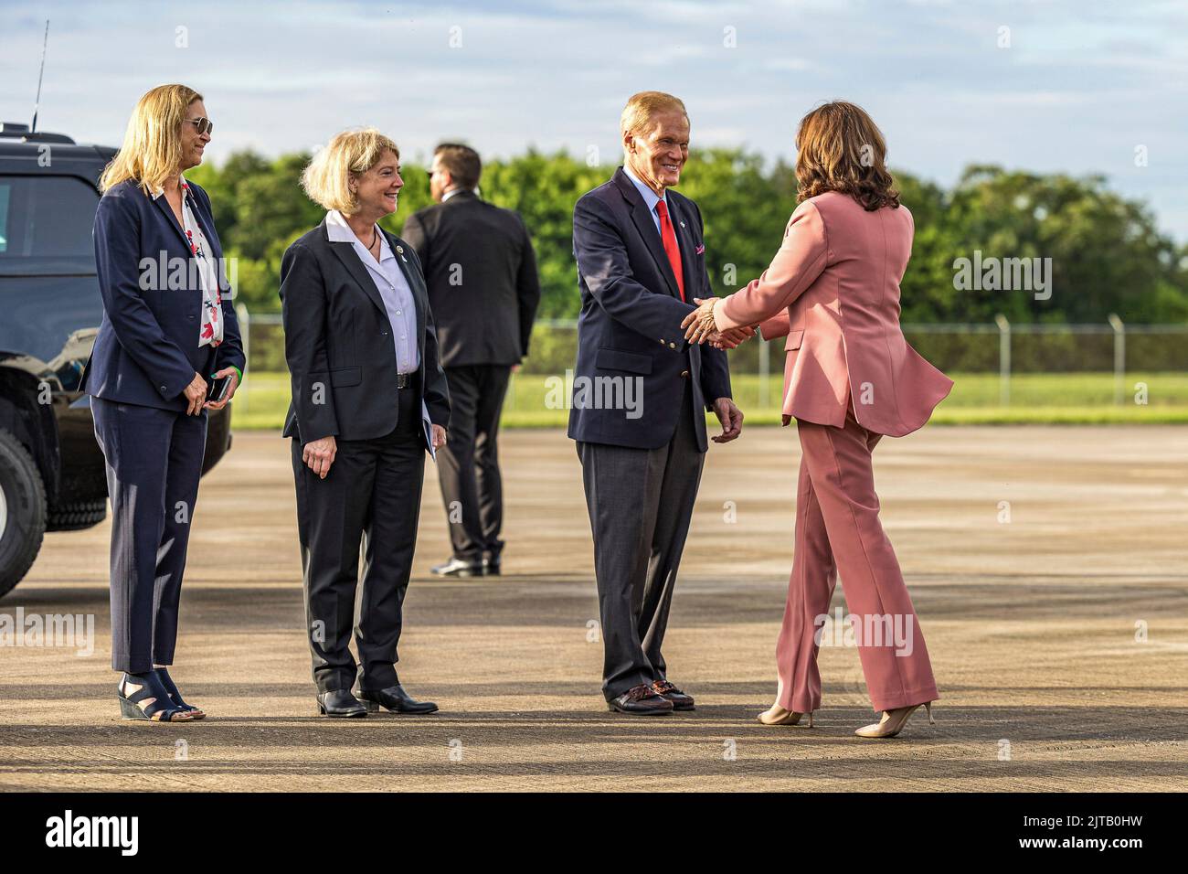 Il Vice Presidente degli Stati Uniti Kamala Harris è accolto da Bill Nelson, Amministratore, National Aeronautics and Space Administration (NASA) e Colonel (USAF, pensionati), Pam Melroy, Vice Amministratore, National Aeronautics and Space Administration (NASA), E Janet Petro, direttore del Centro spaziale della NASA Kennedy, dopo essere arrivato a vedere il lancio del sistema di lancio spaziale NASAs prima della missione Artemis i per l'orbita lunare al Centro spaziale agencys Kennedy in Florida il 29 agosto 2022. L'imbarcazione spaziale senza equipaggio è composta dal razzo Space Launch System e dalla navicella spaziale Orion. Credito: Alex G Perez/Pool tramite CNP Foto Stock