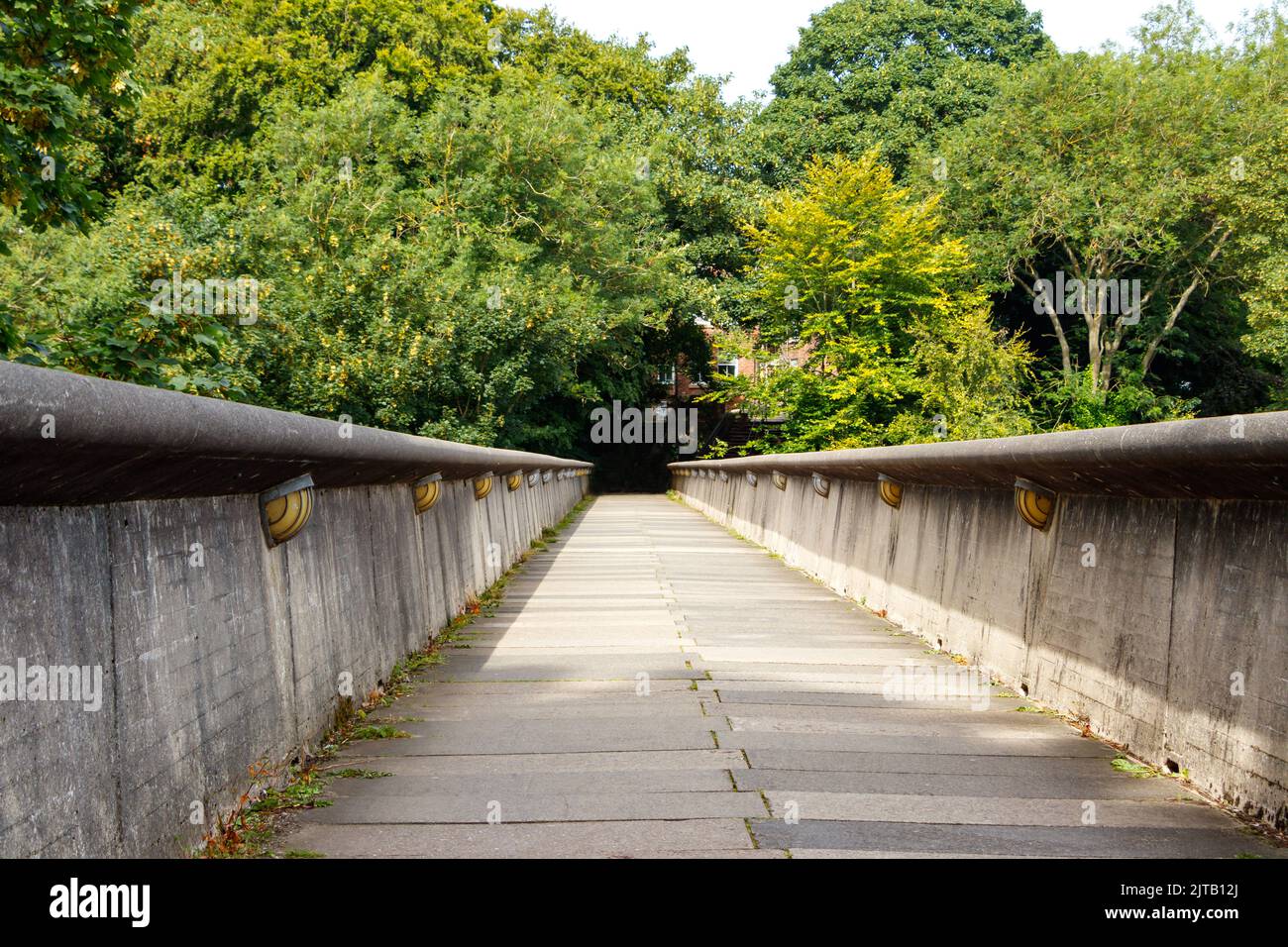 Vista prospettica convergente del ponte a ponte di cemento Kingsgate Durham del 1960s Foto Stock