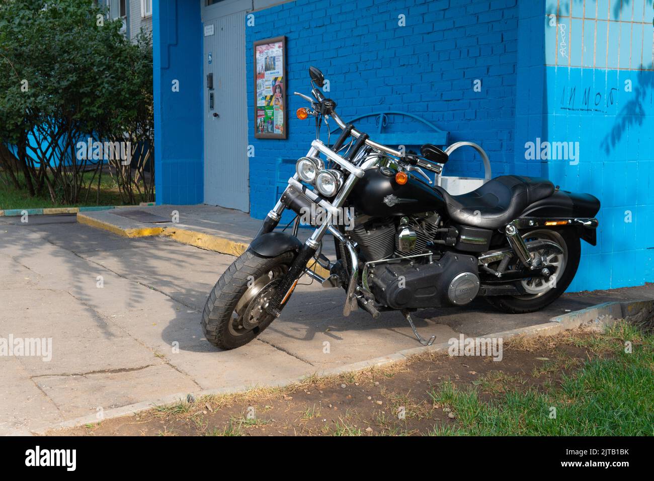 RUSSIA, MOSCA - 28 AGOSTO 2022: Moto veicolo garage attrezzatura pavimento di riparazione auto a motore, per macchina parcheggiata per ruota per motore fisso, cortile Foto Stock