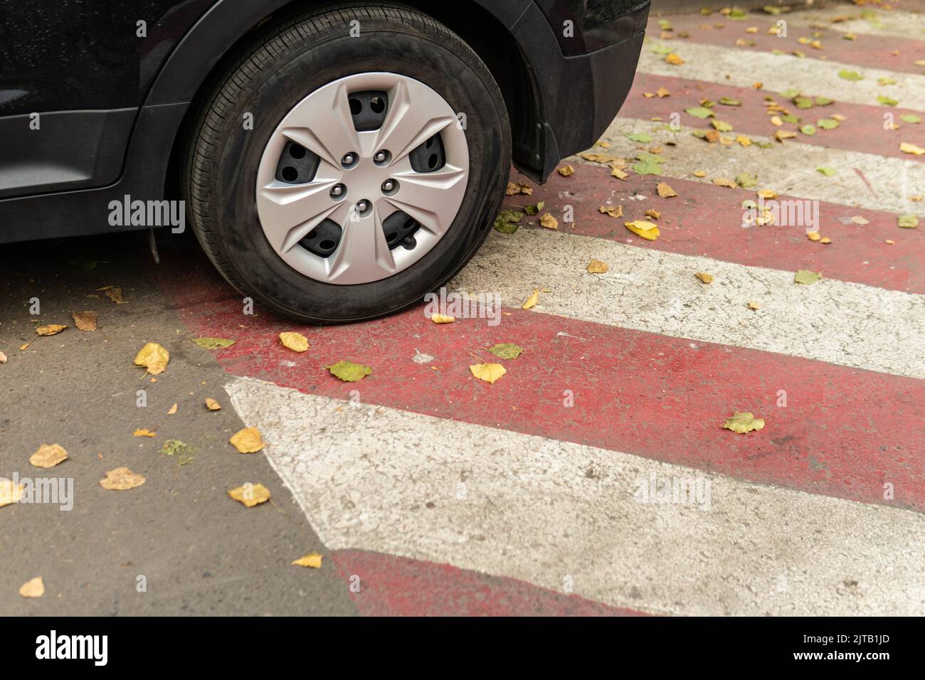 RUSSIA, MOSCA - 28 AGOSTO 2022: Cartello di sicurezza illustrazione veicolo vietato trasporto simbolo traffico rosso, per icona zona in stop e divieto di strada, pericolo Foto Stock