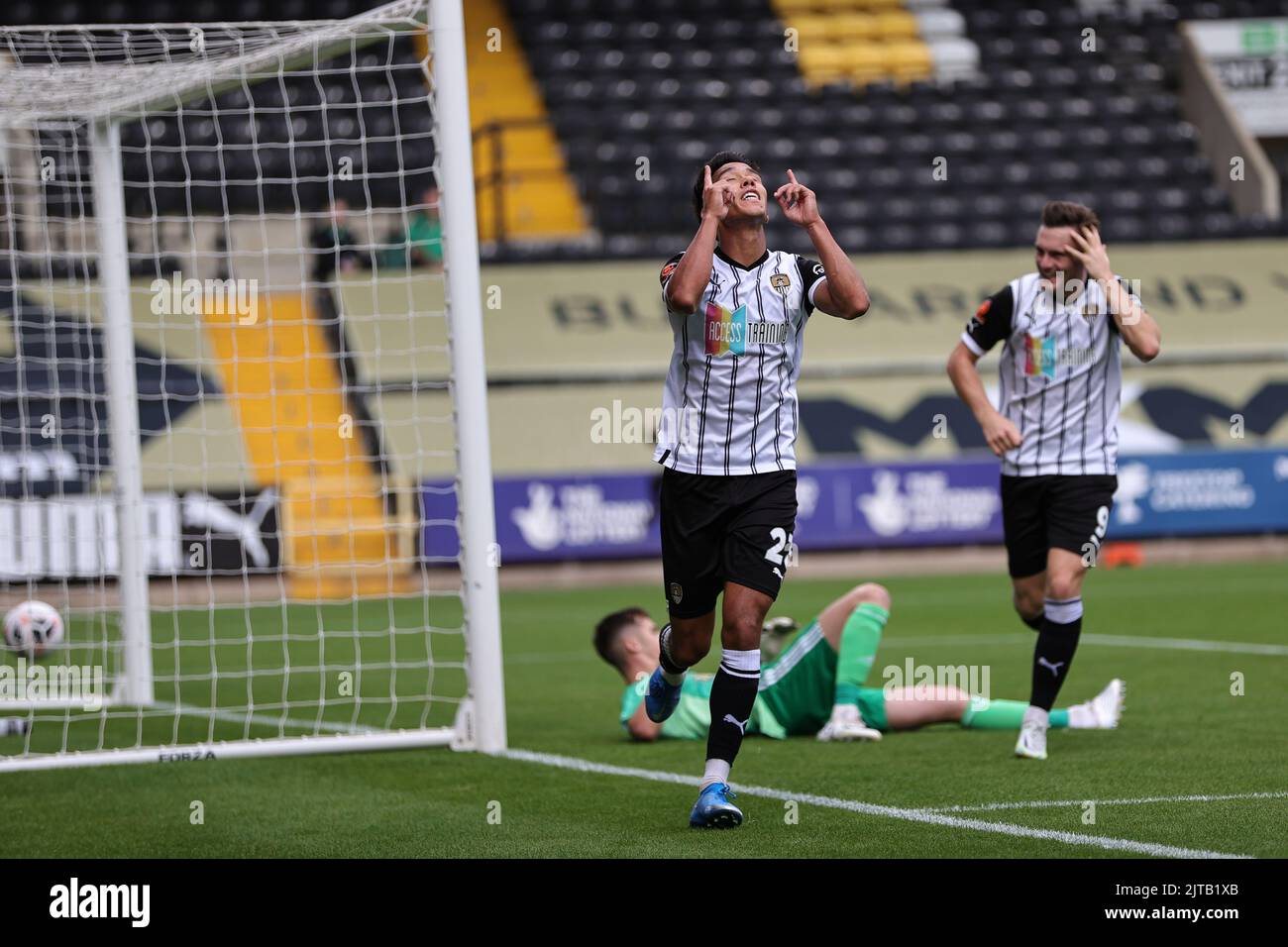 NOTTINGHAM, REGNO UNITO. AGOSTO 29th Adam Chicksen della contea di Notts festeggia dopo aver segnato il primo gol della squadra durante la partita della National League tra Notts County e Solihull Moors al Meadow Lane Stadium, Nottingham, lunedì 29th agosto 2022. (Credit: James Holyoak) Foto Stock