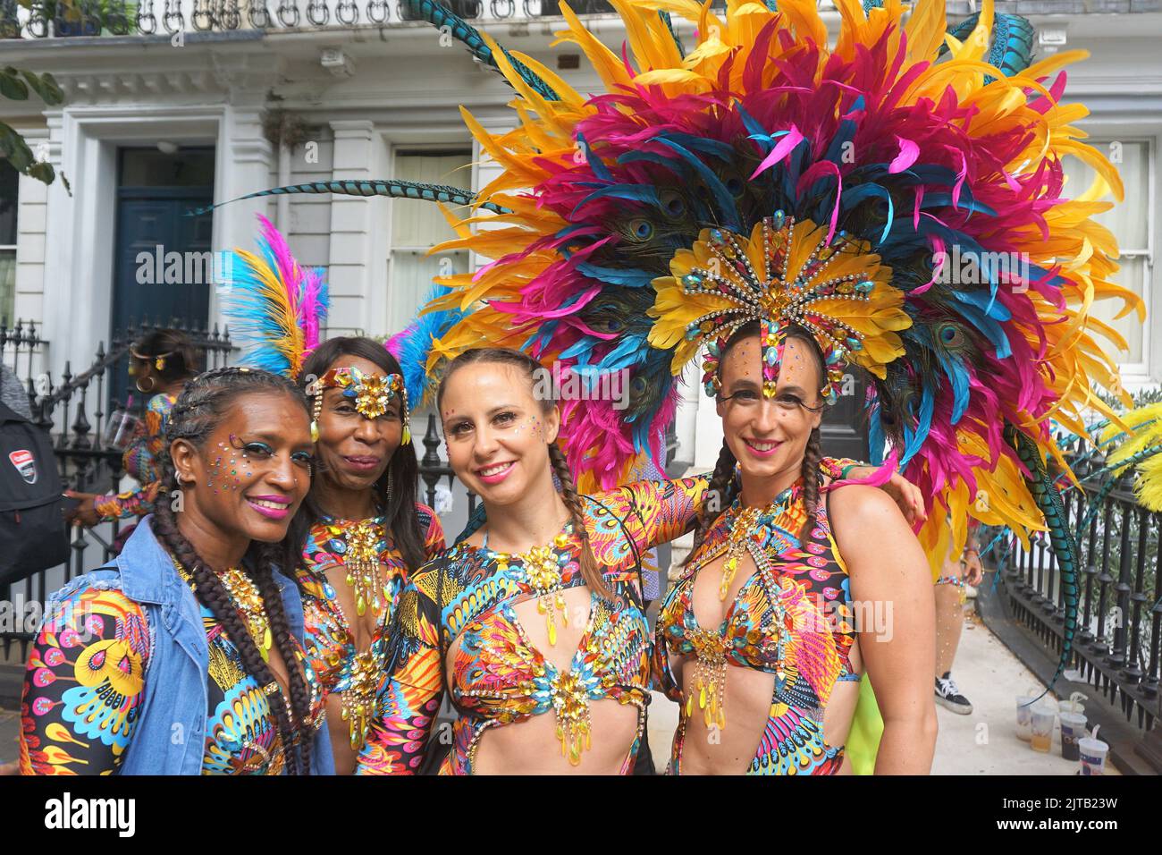 Notting Hill, Londra, Regno Unito. 29th ago, 2022. I londinesi e i turisti potranno godersi l'ultimo giorno del Carnevale di Notting Hill. I partecipanti si vestono in costumi colorati per celebrare l'evento di quest'anno. Credit: Uwe Deffner/Alamy Live News Foto Stock