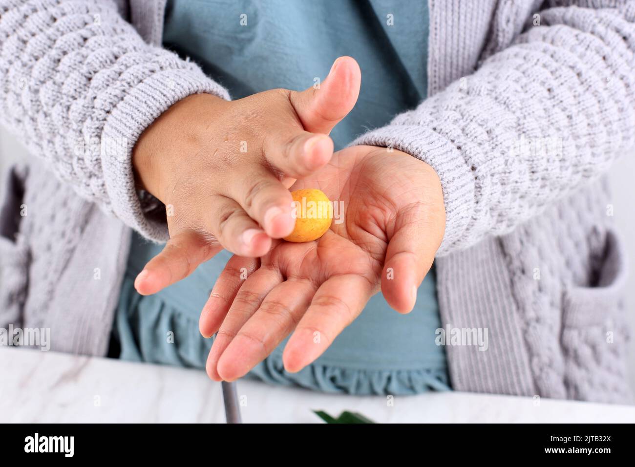 Primo piano preparare palline di patate dolci, mochi o palla di zucca masticata Foto Stock