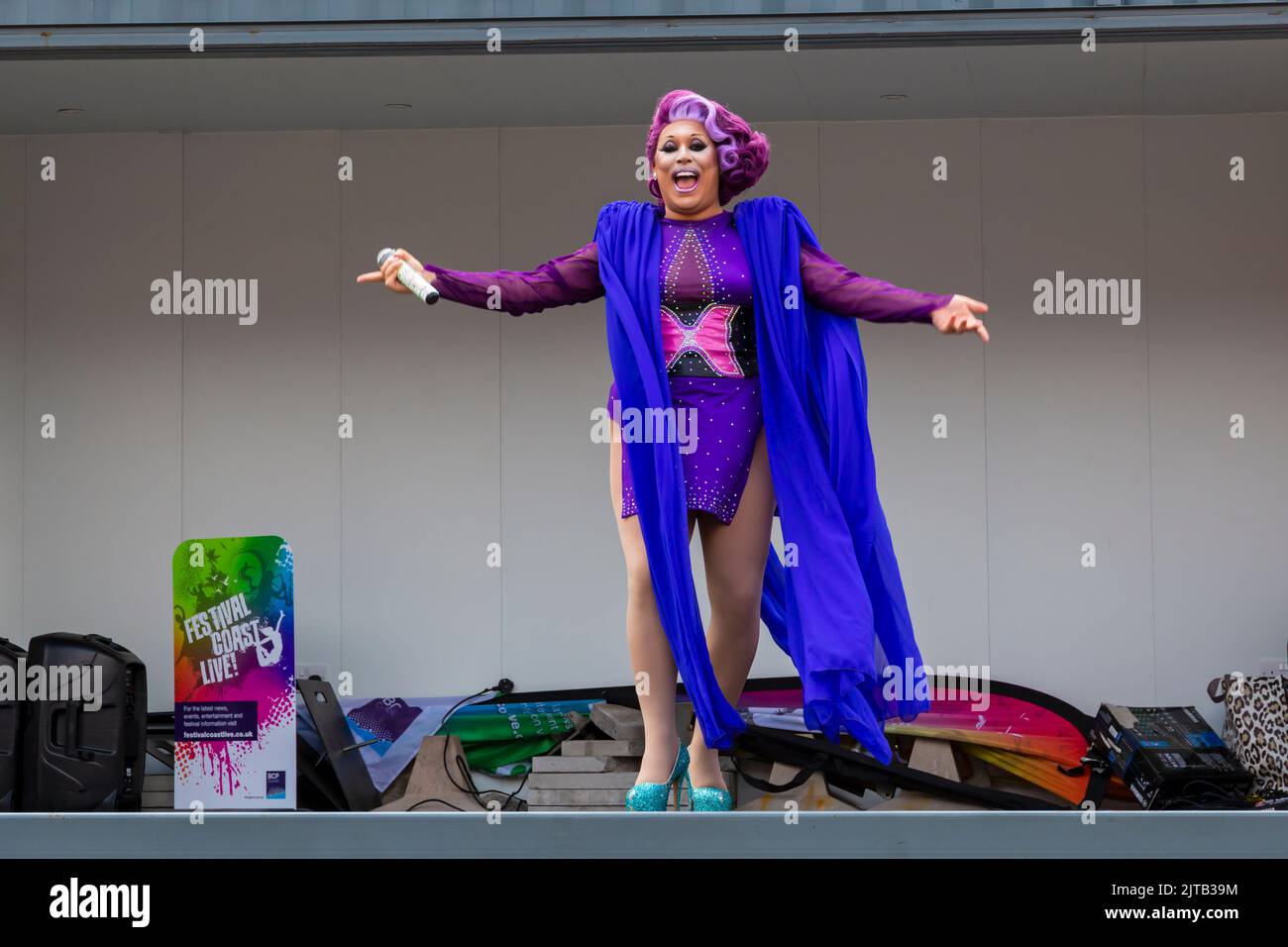 Bournemouth, Dorset UK. 29th agosto 2022. Assolutamente Dragulous, il duo di drag Marilyn Fockhard e Amanda Fockhard, intrattengono la folla a Bournemouth con la loro performance cantata, come parte del Festival Coast Live. Credit: Carolyn Jenkins/Alamy Live News Foto Stock