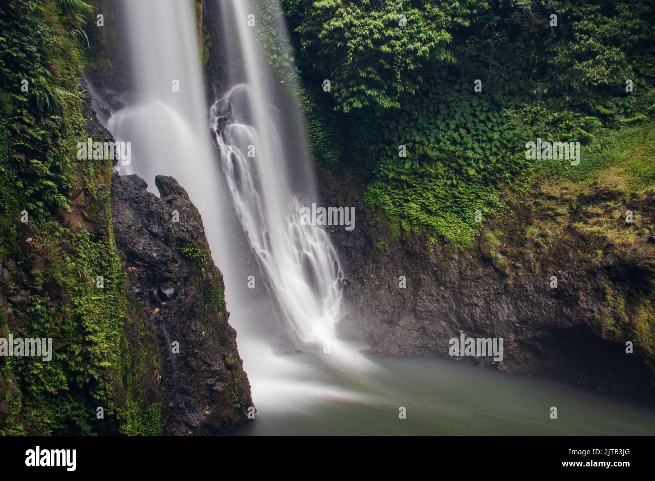 Scenario turistico della cascata di Blang Kolam, Aceh, Indonesia. Foto Stock