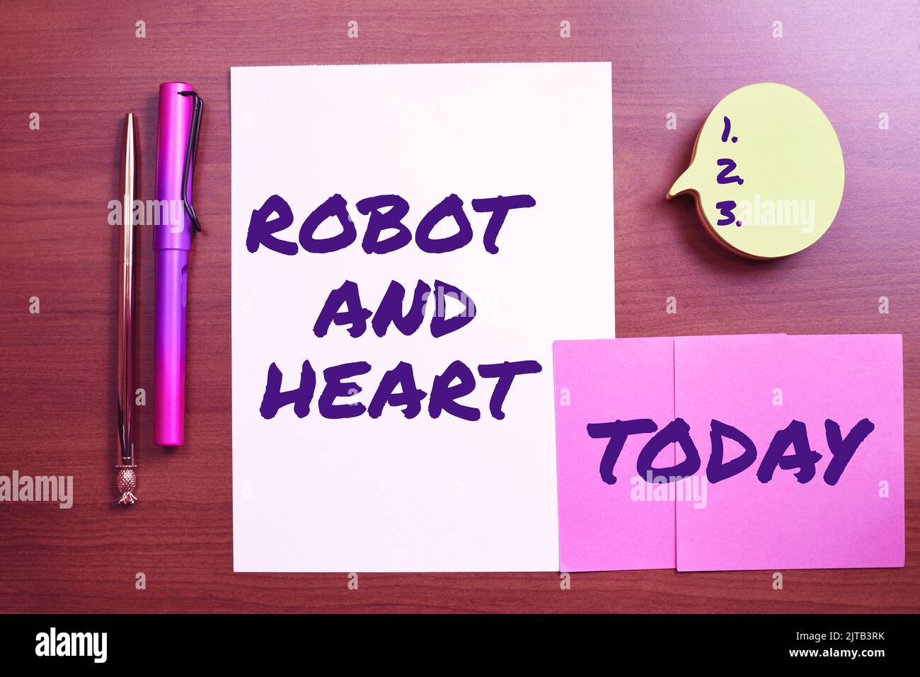 Didascalia concettuale Robot e cuore. Foto concettuale sensibilità e cura dietro la tecnologia delle macchine uomo in tuta che mostra le tabelle dei dati cruciali e. Foto Stock
