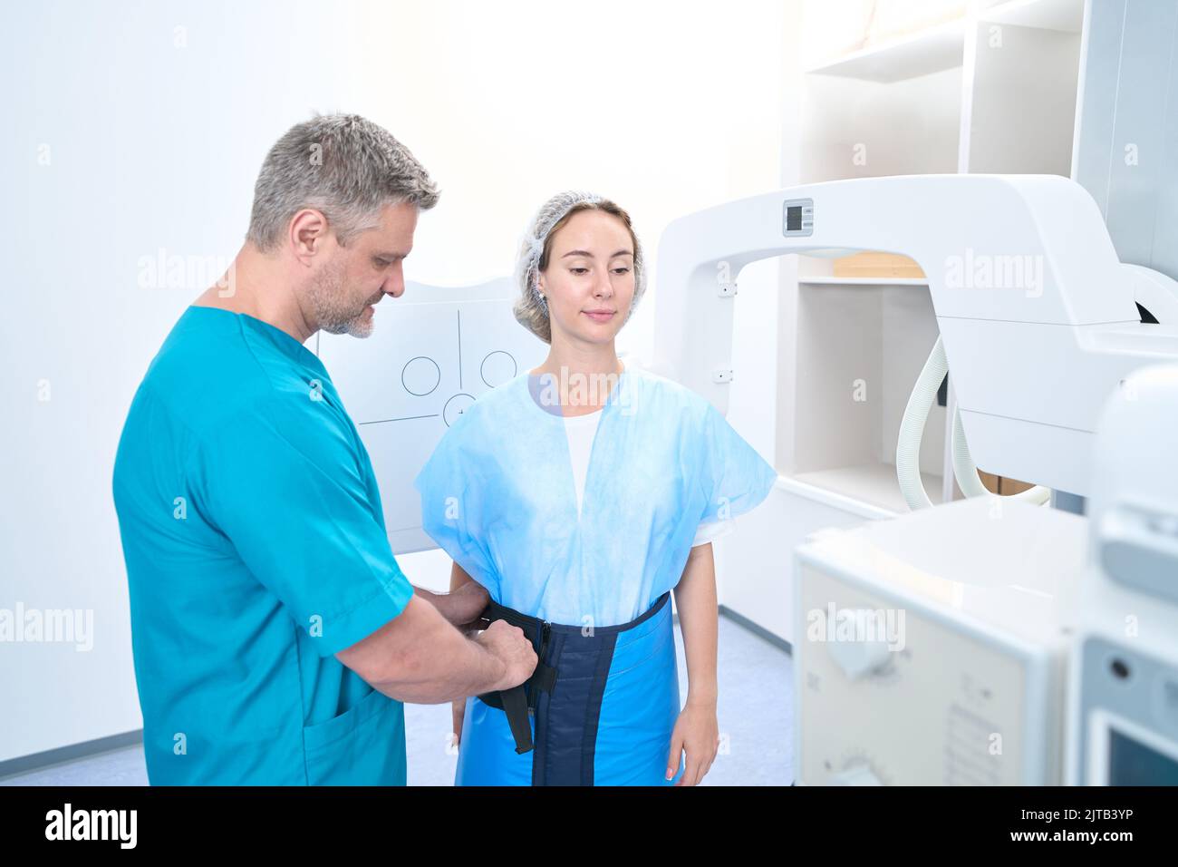 Medico e paziente in reparto di radiologia in clinica Foto Stock