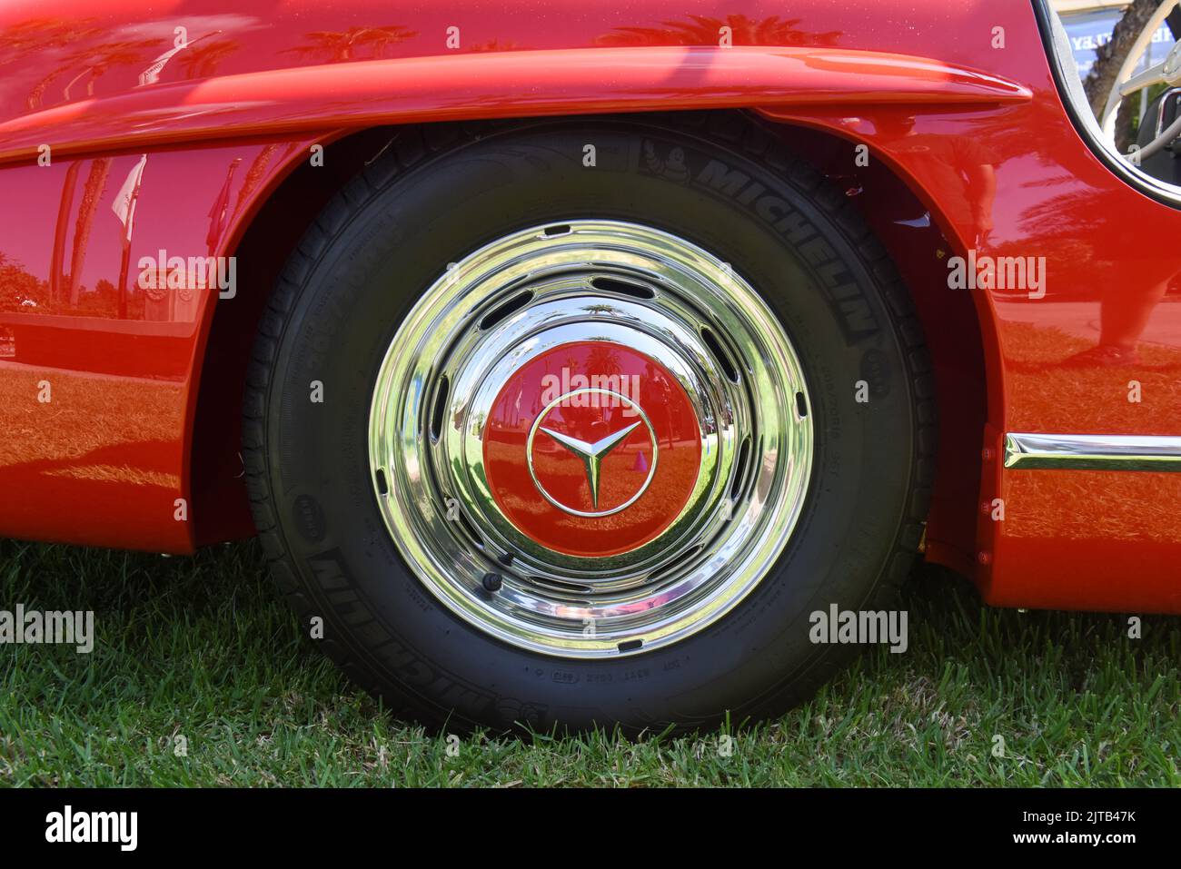 Logo Mercedes Benz classico su coprimozzo. Foto Stock