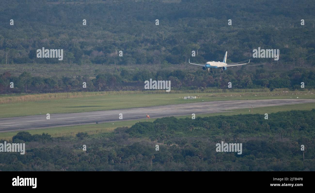 Florida. US, 29/08/2022, Air Force Two è vista come arriva al Launch and Landing Facility del Kennedy Space Center della NASA prima del lancio di Artemis i, lunedì 29 agosto 2022, in Florida. Il test di volo Artemis i della NASA è il primo test di volo integrato dei sistemi di esplorazione dello spazio profondo dell’agenzia: La navicella spaziale Orion, il razzo SLS (Space Launch System) e i sistemi di terra. Il direttore del lancio ha interrotto il tentativo di lancio di oggi alle 8:30:00 circa. Foto di Joel Kowsky/NASA via CNP/ABACAPRESS.COM Foto Stock