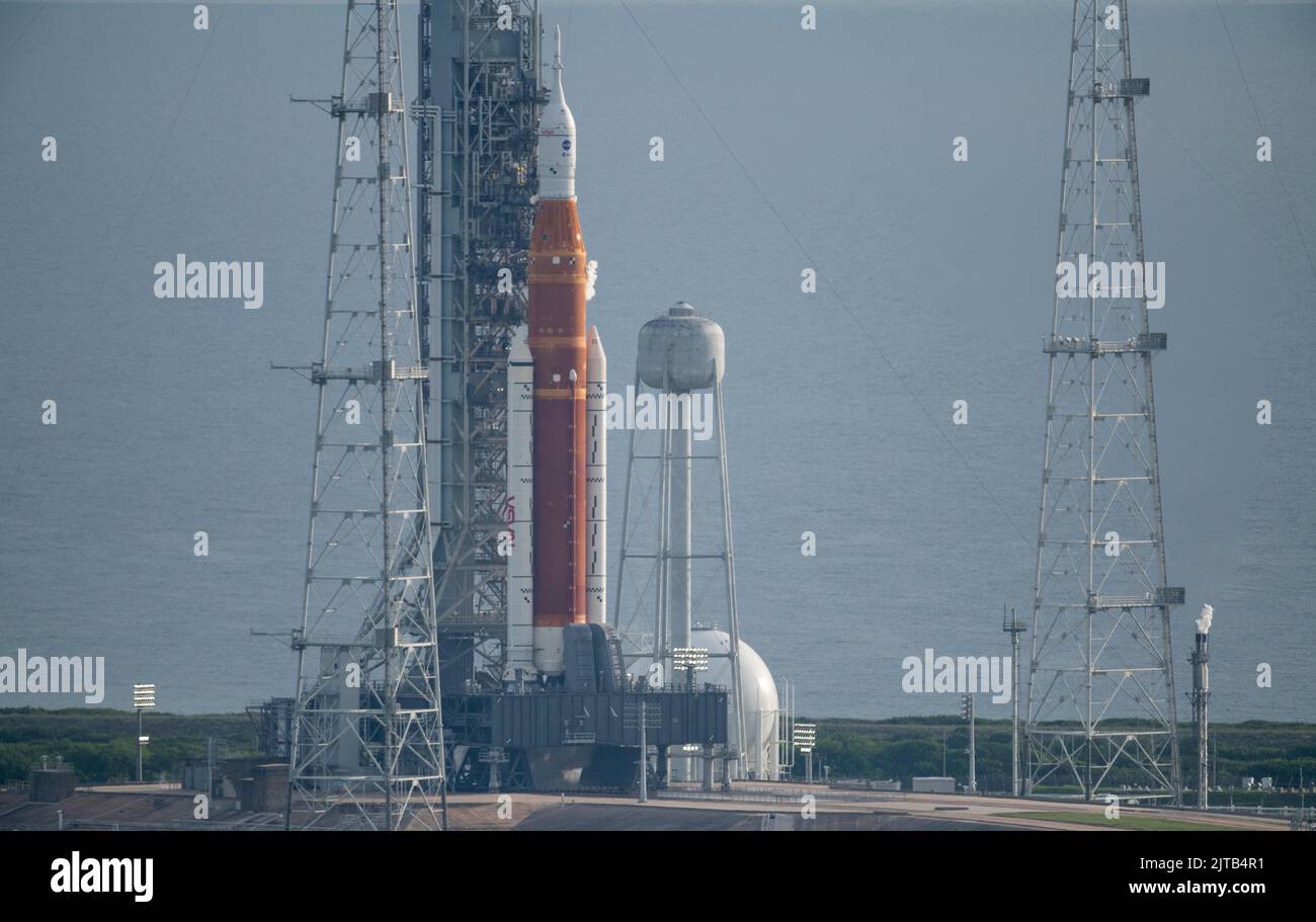 Florida. US, 29/08/2022, il razzo Space Launch System (SLS) della NASA con la navicella spaziale Orion a bordo è visto in cima al lanciatore mobile al Launch Pad 39B, lunedì 29 agosto 2022, al Kennedy Space Center della NASA in Florida. Il test di volo Artemis i della NASA è il primo test integrato dei sistemi di esplorazione dello spazio profondo dell’agenzia: Il veicolo spaziale Orion, il razzo SLS e i sistemi di supporto a terra. Il direttore del lancio ha interrotto il tentativo di lancio di oggi alle 8:30:00 circa. Foto di Joel Kowsky/NASA via CNP/ABACAPRESS.COM Foto Stock