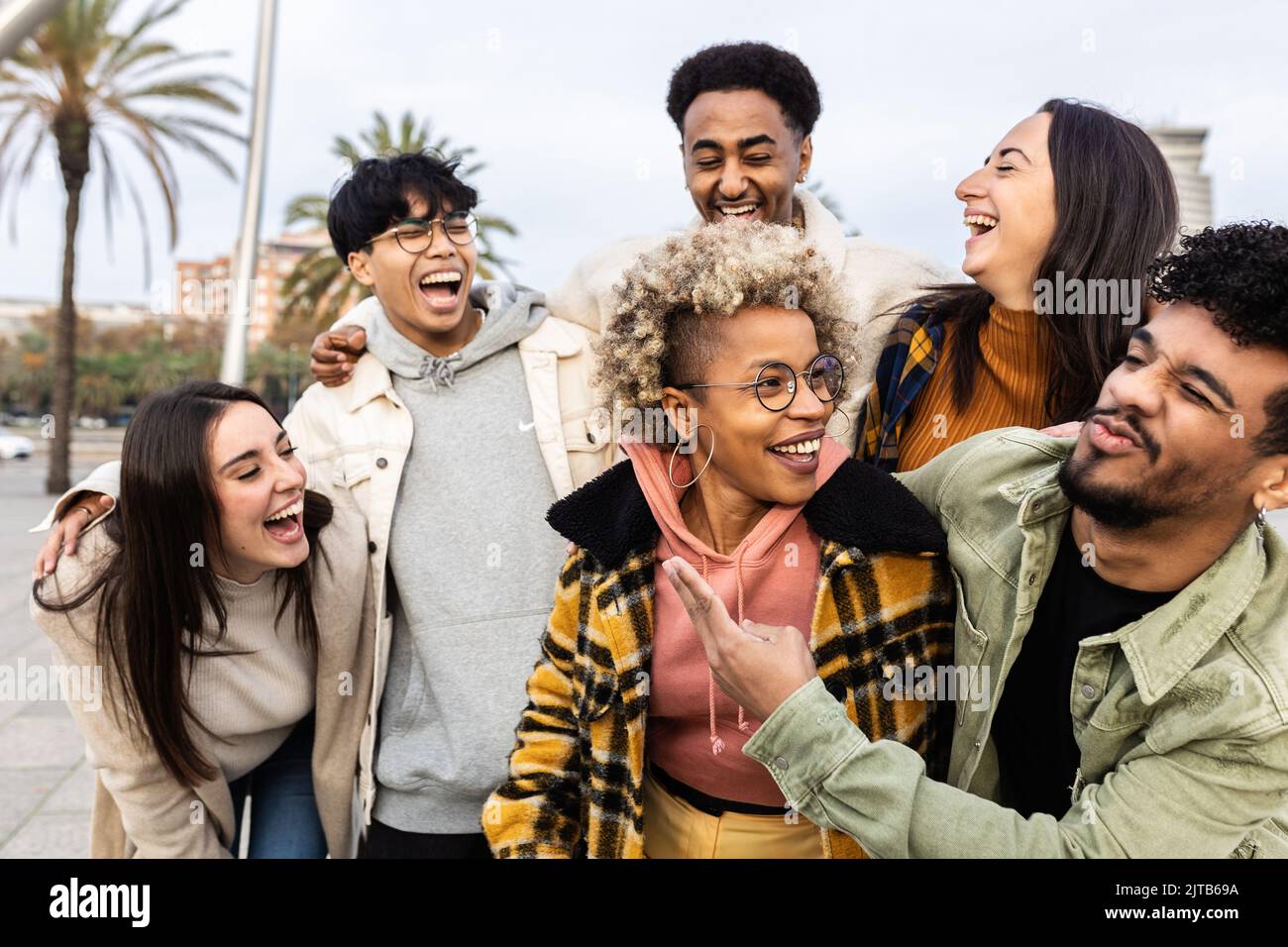Gruppo di amici felici che ridono e si appendono fuori all'aperto Foto Stock