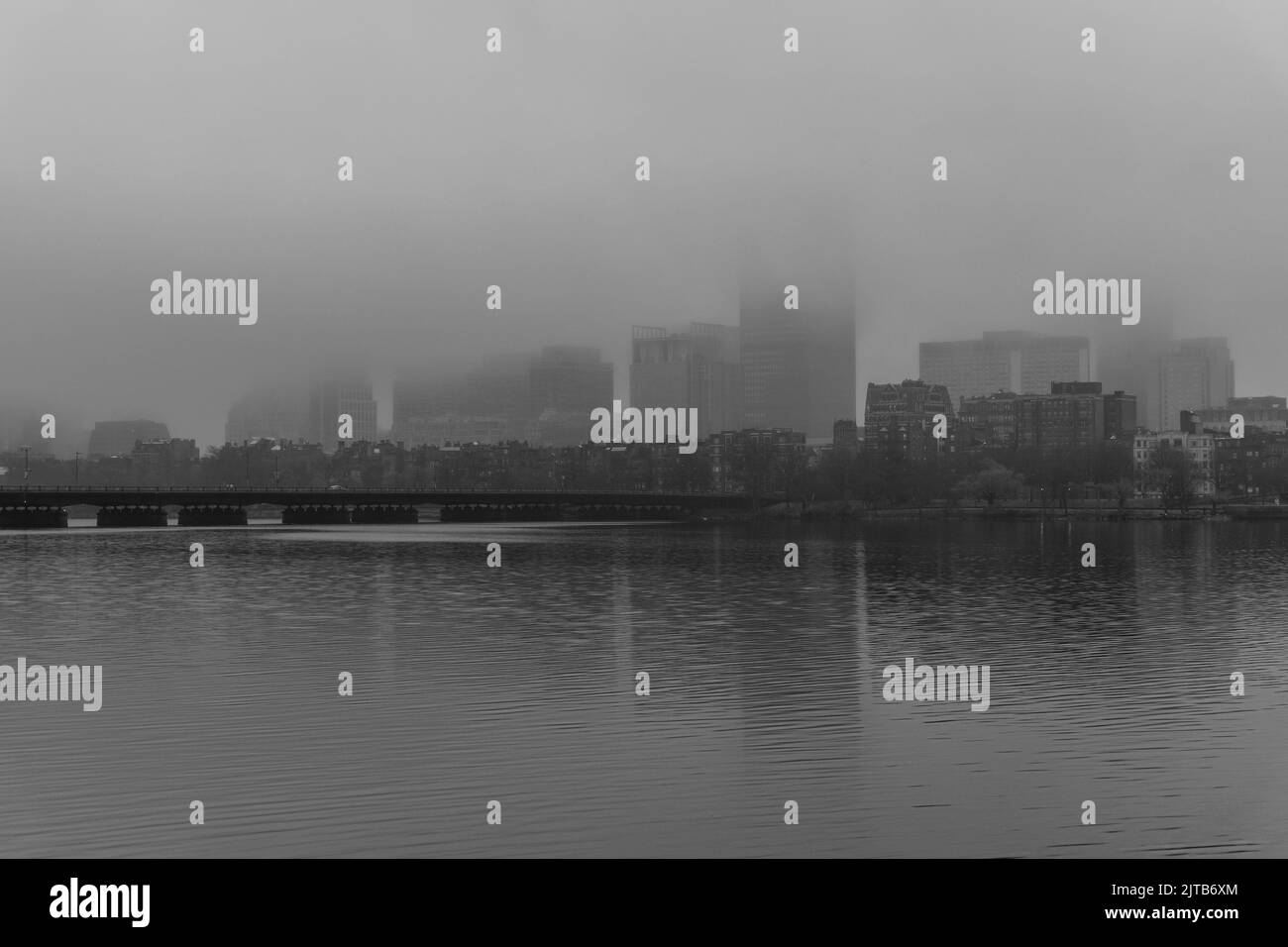 Una foto in scala di grigi dello skyline di Boston nella nebbia. Massachusetts, Stati Uniti. Foto Stock