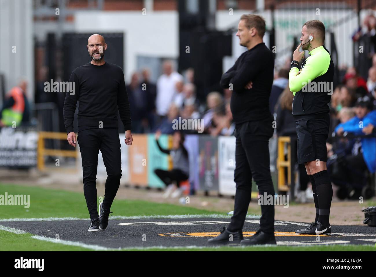 NOTTINGHAM, REGNO UNITO. AGOSTO 29th Luke Williams Manager della contea di Notts grida dal touchline durante la partita della National League tra Notts County e Solihull Moors al Meadow Lane Stadium, Nottingham, lunedì 29th agosto 2022. (Credit: James Holyoak) Foto Stock