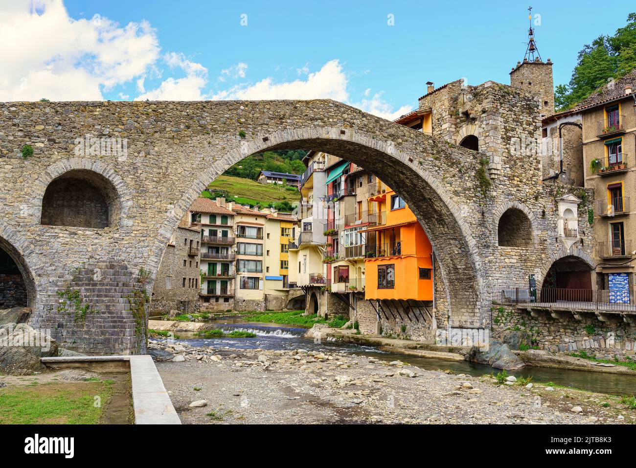 Famoso ponte di pietra con grande arco sul fiume Ter nella pittoresca città di Camprodon, Gerona, Spagna. Foto Stock