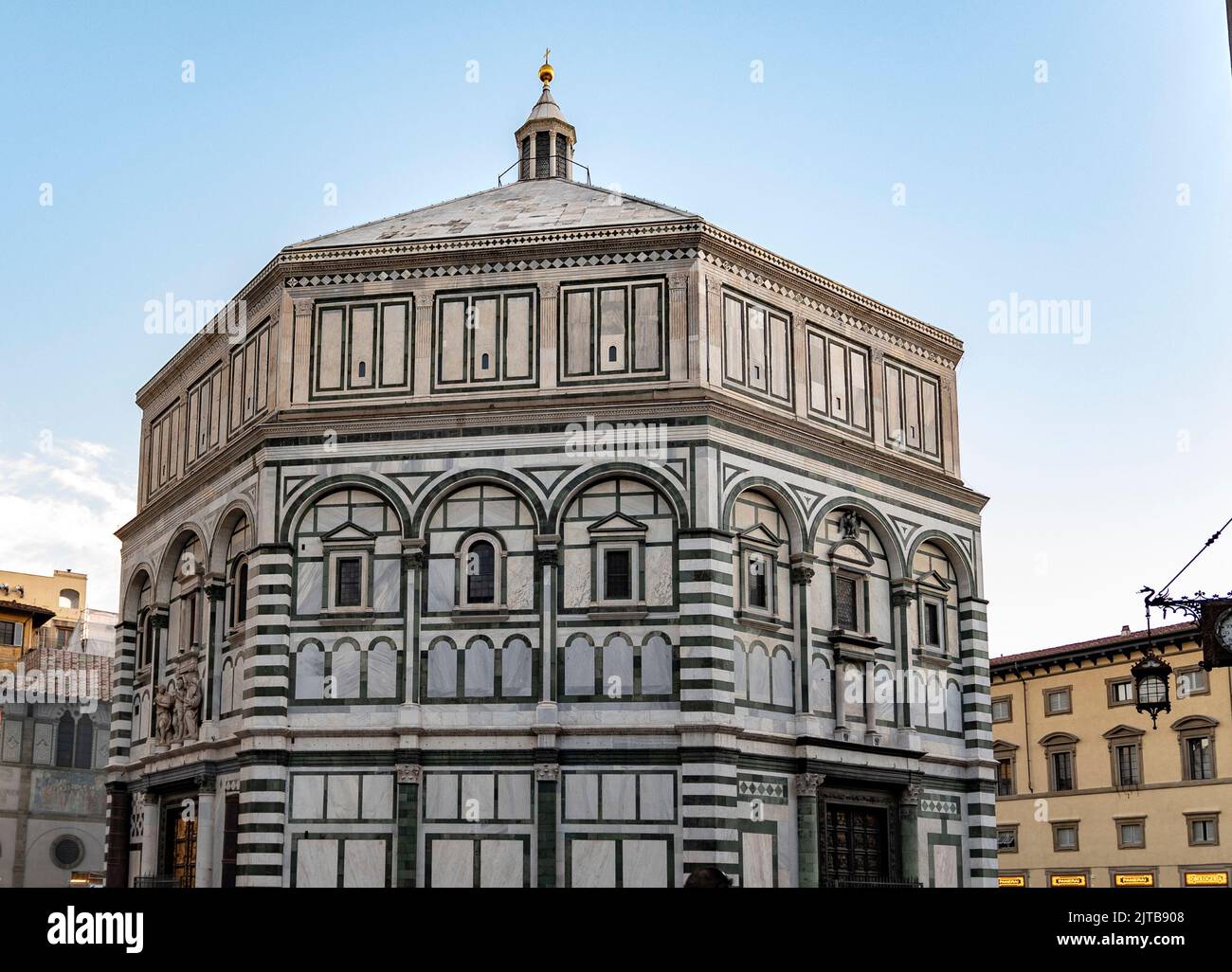 Battistero di Firenze con la sua caratteristica porta delle tessere d'oro Foto Stock