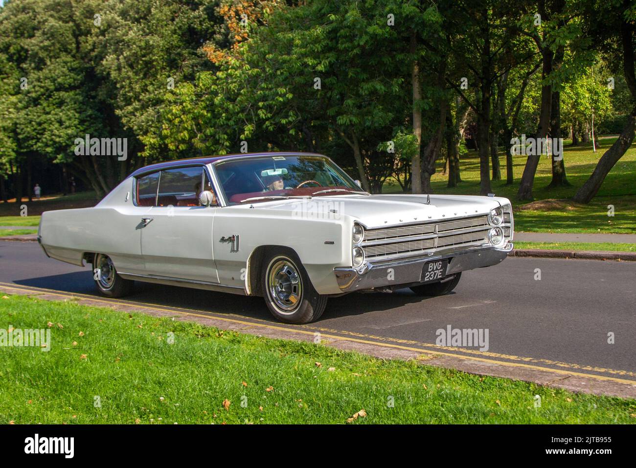 1967 60s anni Sessanta American 222 Plymouth Sport Fury (4th Gen) 2 porte Fast Top (1968) BVG 237 e, 6276cc auto muscolare a benzina; auto USA in arrivo all'annuale Stanley Park Classic Car Show nei giardini del parco. Stanley Park Classics Yesteryear Motor Show Hosted by Blackpool Vintage Vehicle Preservation Group, UK. Foto Stock