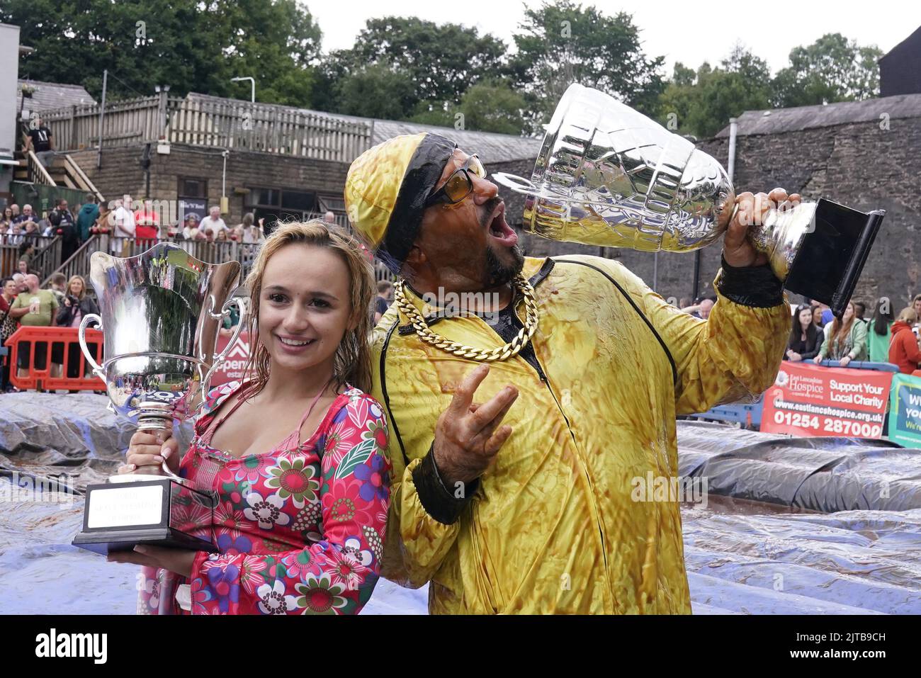 Vincitori degli eventi femminili e maschili, Imogen Young e Lloyd Ckarkson celebrano le loro vittorie nel campionato mondiale di wrestling al Rose 'N' Bowl, a Rossendale, Lancashire. I concorrenti lottano con il sugo per 2 minuti con punti segnati per vestito elegante, effetto comico e abilità di lotta, raccogliendo denaro per l'East Lancashire Hospice. Data immagine: Lunedì 29 agosto 2022. Foto Stock