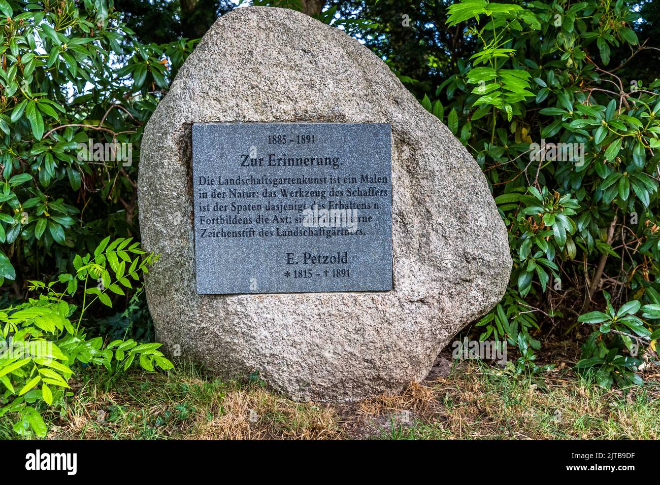 Targa commemorativa per l'architetto giardino tedesco Eduard Petzold, che ha progettato parti della tenuta di Twickel, compreso il percorso perimetrale, per conto del barone Van Heeckeren van Wassenaer dal 1885 fino alla sua morte nel 1891. Architetto del paesaggio Carl Eduard Adolph Petzold: Il giardinaggio del paesaggio è la pittura in natura: Lo strumento del creatore è la spade, lo strumento di conservazione e sviluppo è l'ascia: È la penna di ferro del giardiniere del paesaggio. Hof van Twente, Paesi Bassi Foto Stock