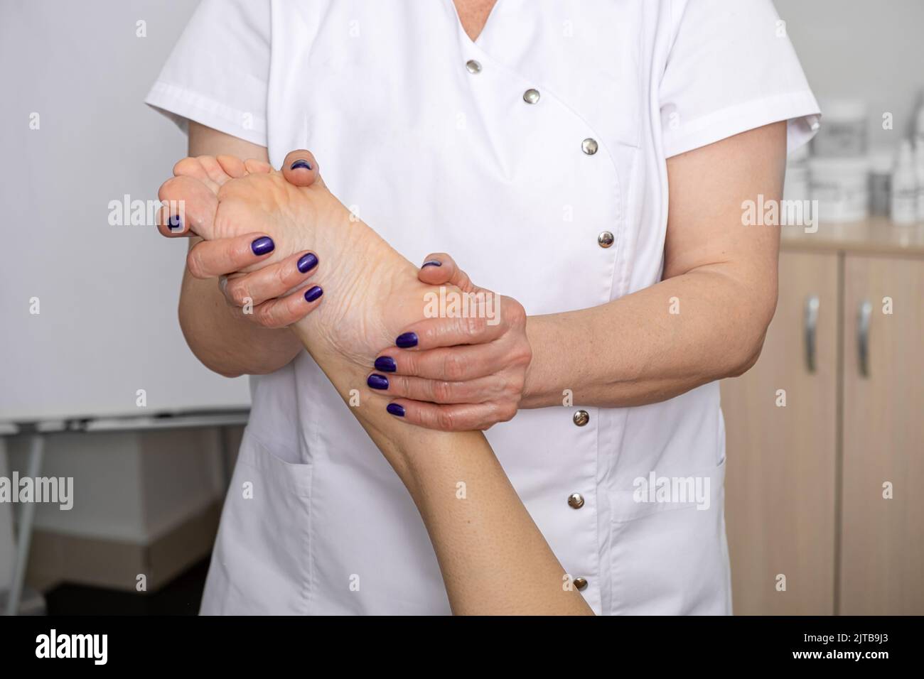 Massaggio ai piedi nel salone termale. Concetto di cura del corpo Foto Stock