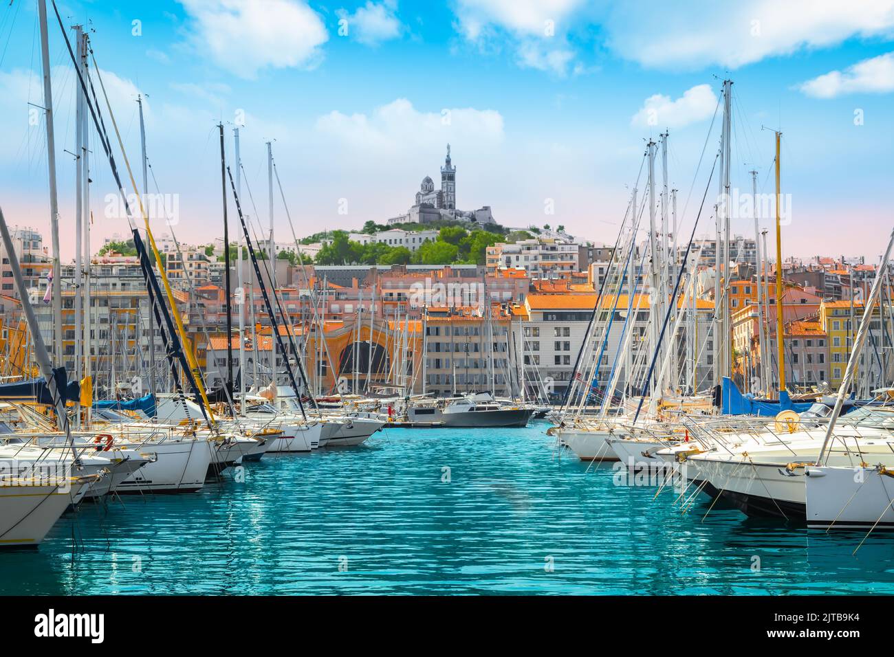 Barche a vela di lusso ormeggiate nel vecchio porto turistico di Marsiglia, Francia. Foto Stock