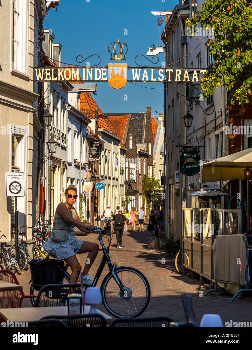 Il Walstraat è ancora una vivace via dello shopping nel centro storico di Deventer, nei Paesi Bassi. Si tratta di una delle dodici strade che portano alla piazza centrale De Brink, dove nel Medioevo si è tenuta una delle più grandi fiere d'Europa più volte all'anno Foto Stock