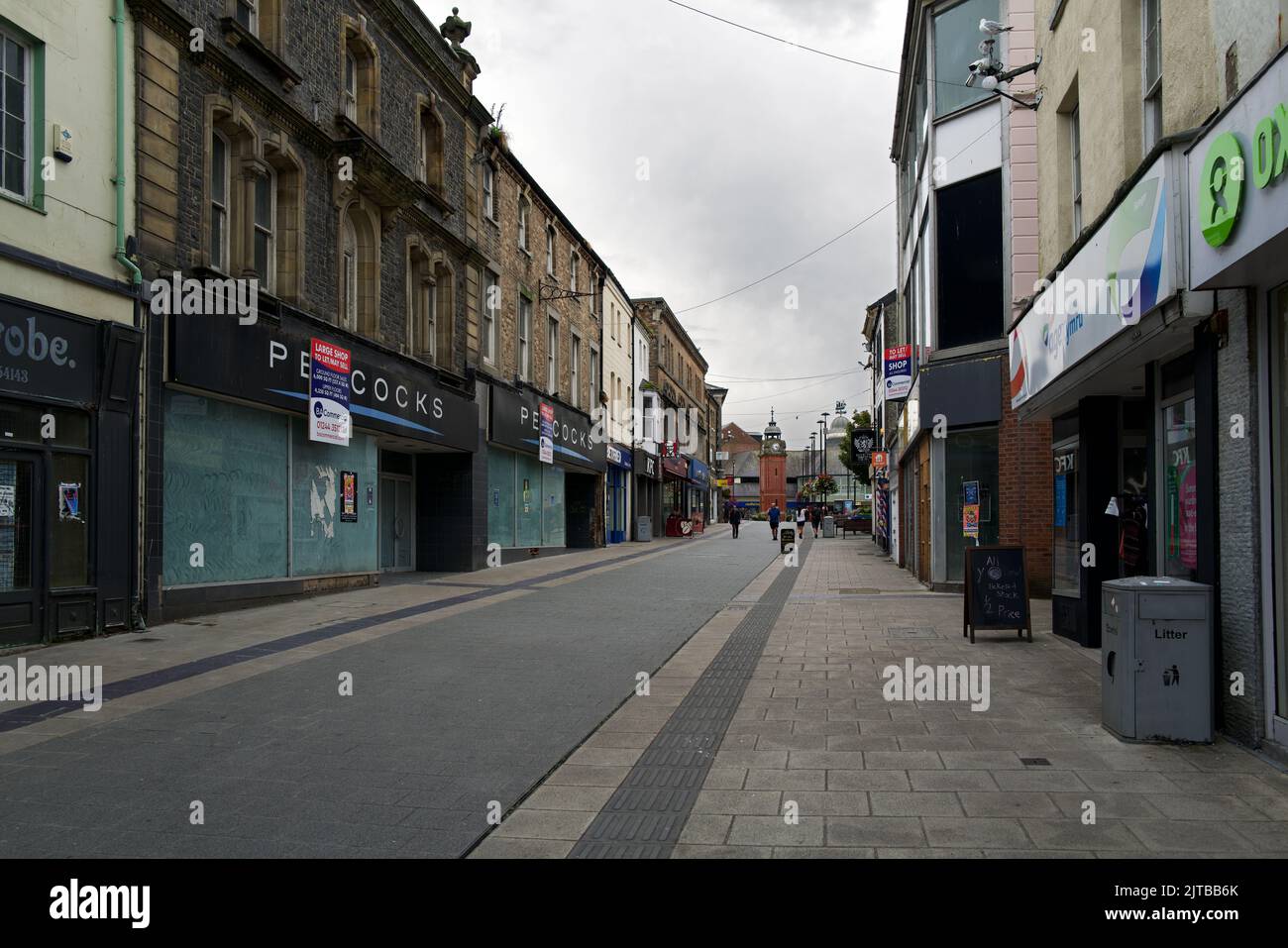 Bangor High Street si trova nella città di Bangor a Gwynedd, Galles del Nord. È stato recentemente notato per avere quasi 50 depositi vuoti. Foto Stock