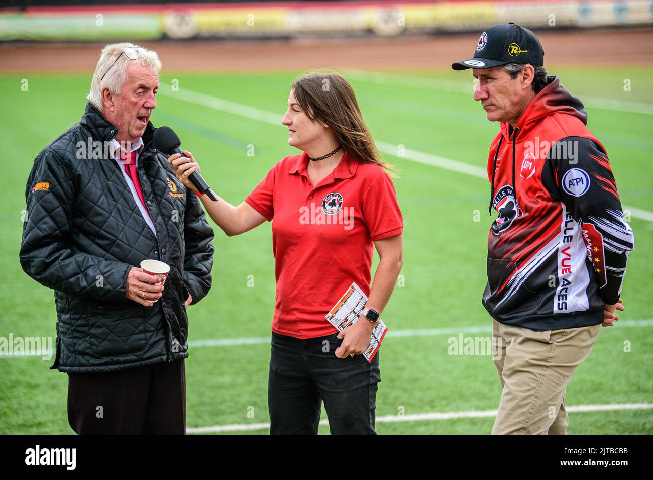 Peter Adams (a sinistra) ism intervistato da Hayley Bromley con Mark Lemon (a destra) durante la SGB Premiership Match tra Belle Vue Aces e Wolverhampton Wolves al National Speedway Stadium, Manchester, lunedì 29th agosto 2022. (Credit: Ian Charles | MI News) Credit: MI News & Sport /Alamy Live News Foto Stock