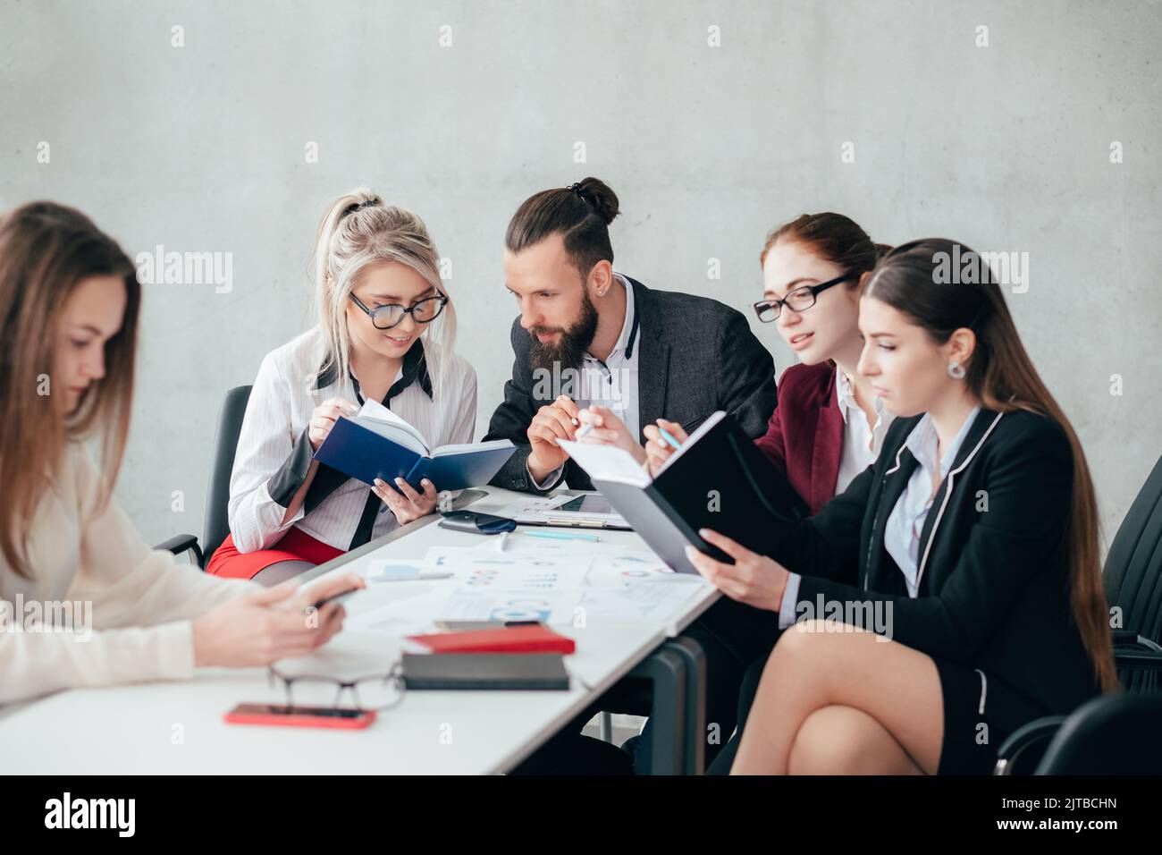 i dipendenti aziendali ignorano i colleghi Foto Stock