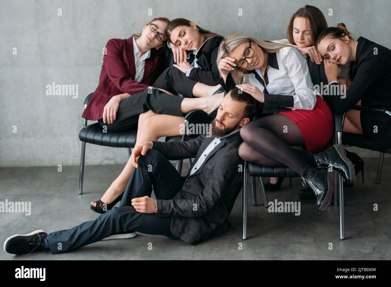 soldi che fanno le sedie del sonno lavorabili overworked Foto Stock