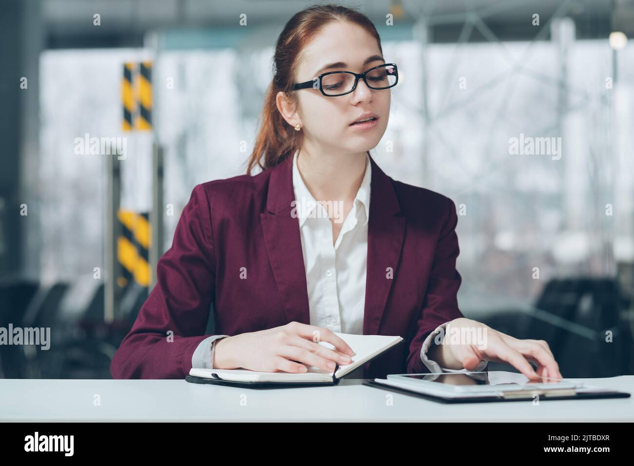 pianificazione del lavoro dei dipendenti aziendali woman day planner Foto Stock