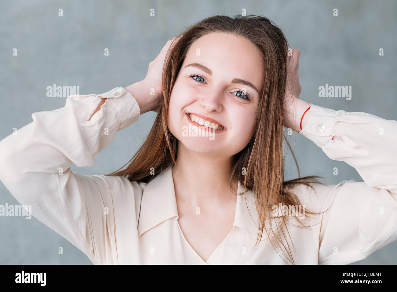 sorridente giovane donna ritratto felicità contenuto Foto Stock