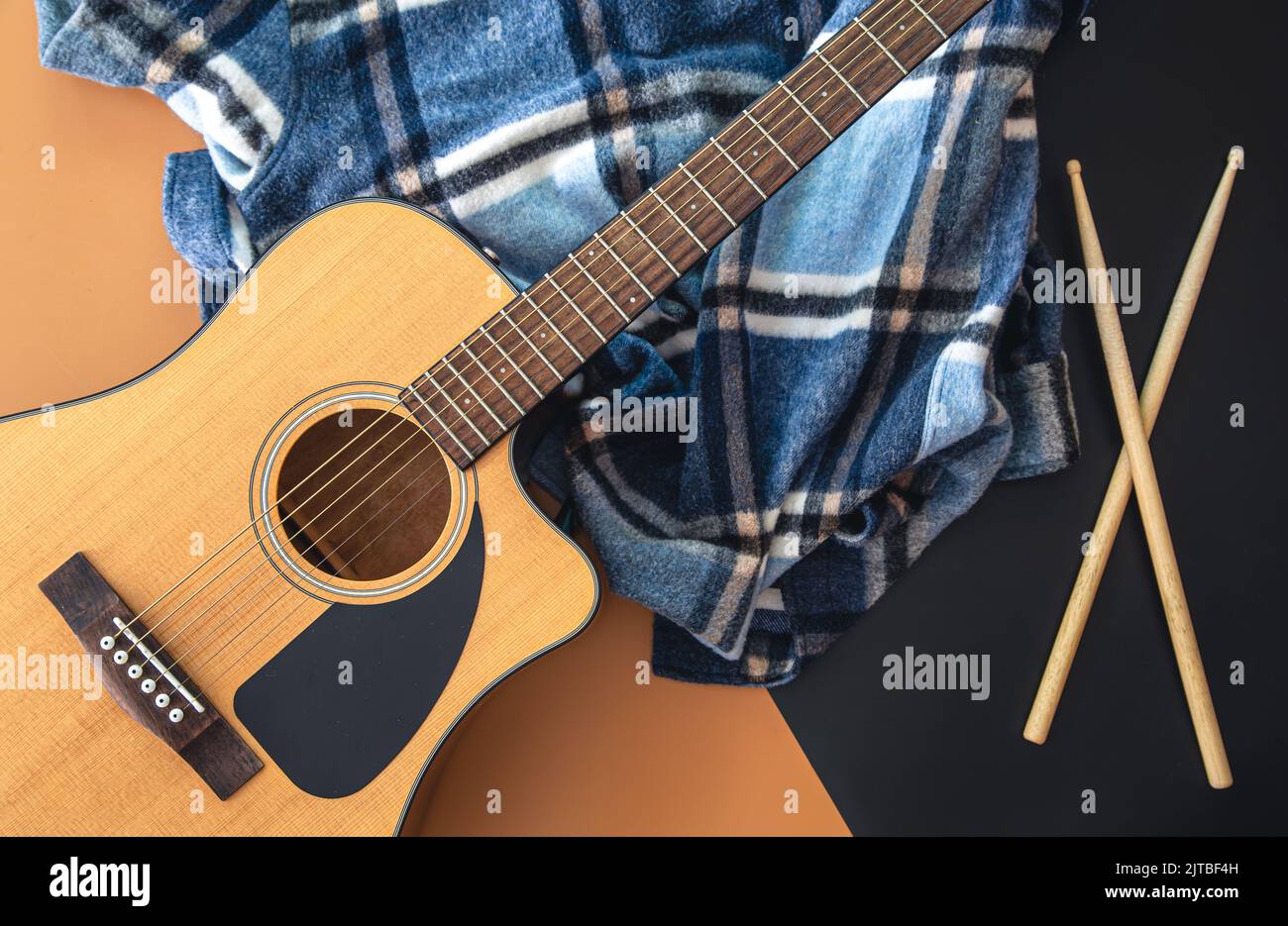 Sottofondo musicale con chitarra e bastoni, vista dall'alto. Foto Stock