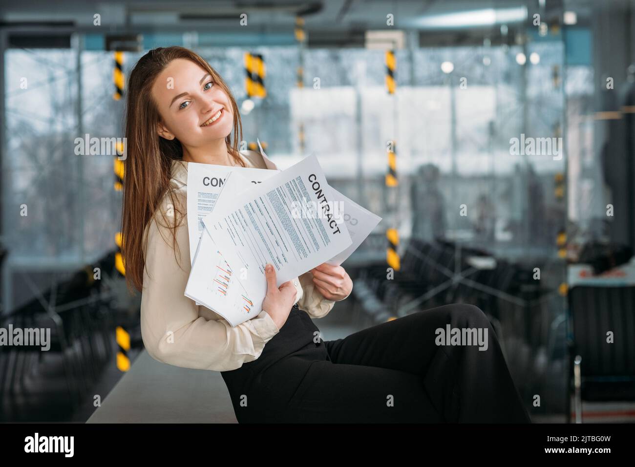 avvocato aziendale posto di lavoro donna scrivania contratti Foto Stock