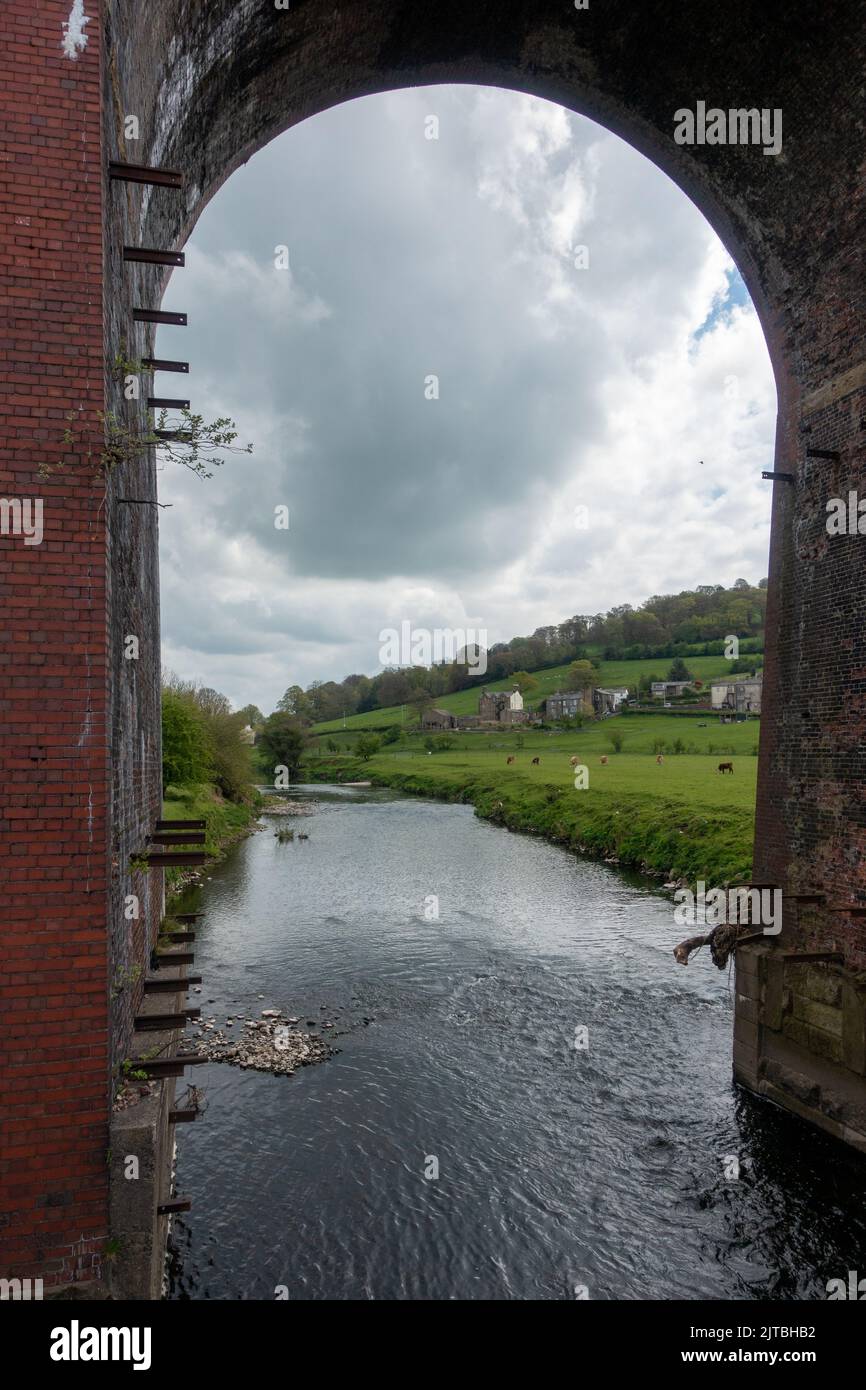 Whalley Viaduct - un ponte ferroviario di 48 m - guardando attraverso un arco lungo il fiume Ribble, Ribble Valley, Lancashire, Inghilterra, Regno Unito Foto Stock