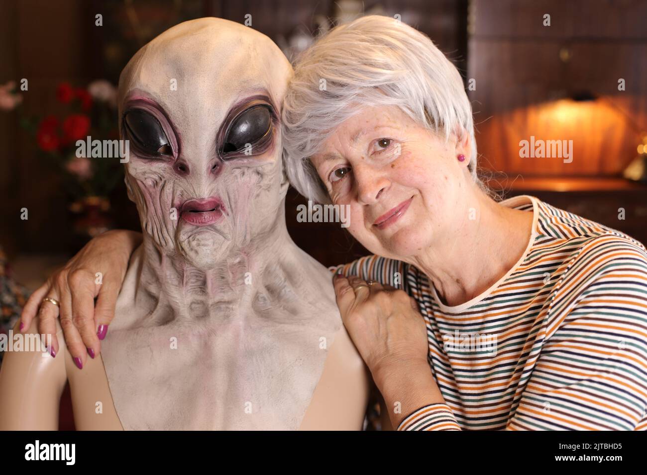 Donna anziana ottenere un visitatore emozionante Foto Stock