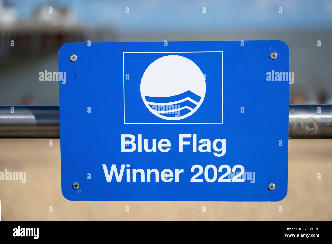 Una visione generale di un cartello del vincitore della Bandiera Blu 2022 a Southwold, Suffolk, Inghilterra. Foto Stock