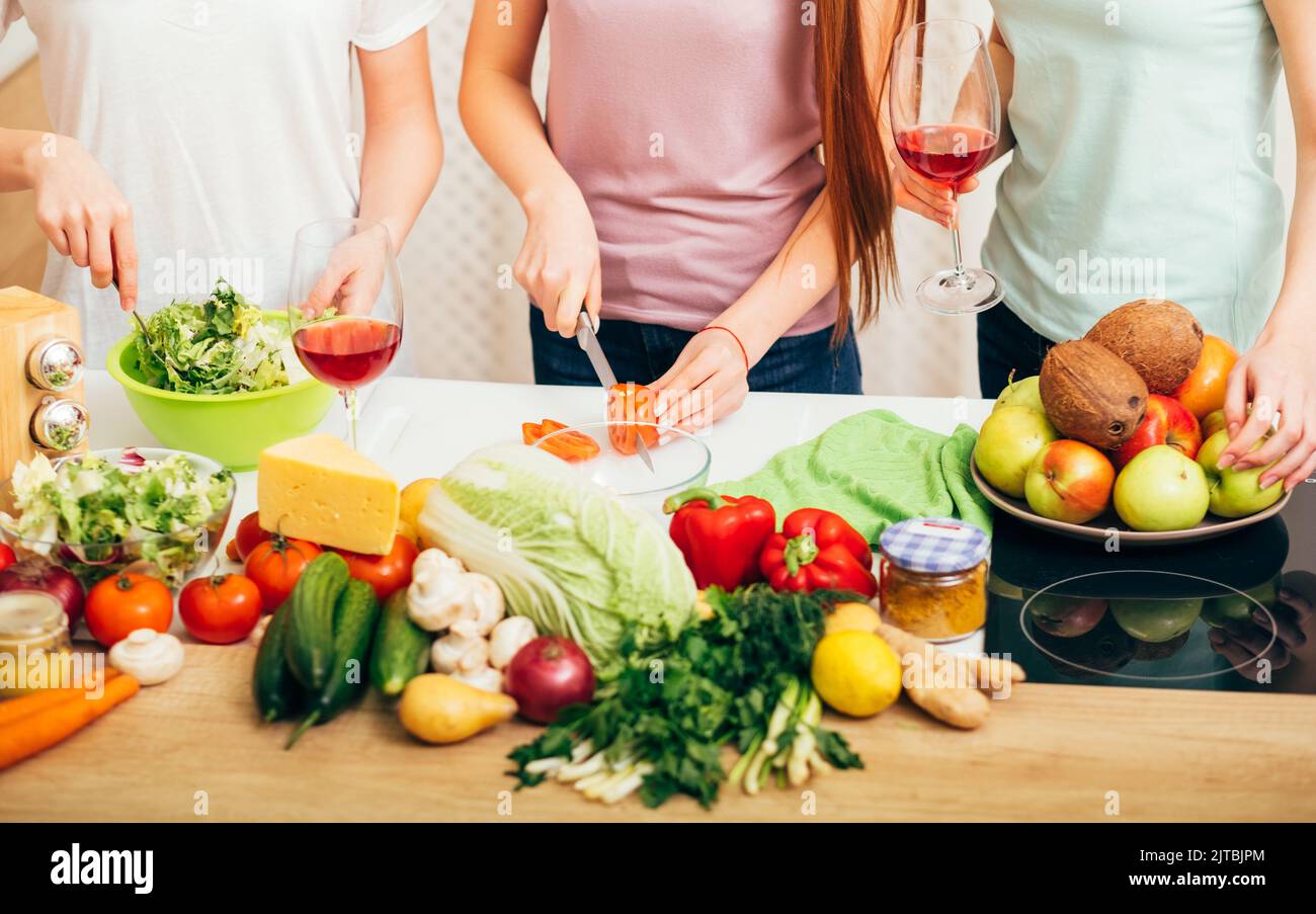 festa vegana amico femmina cucina frutta verdura Foto Stock