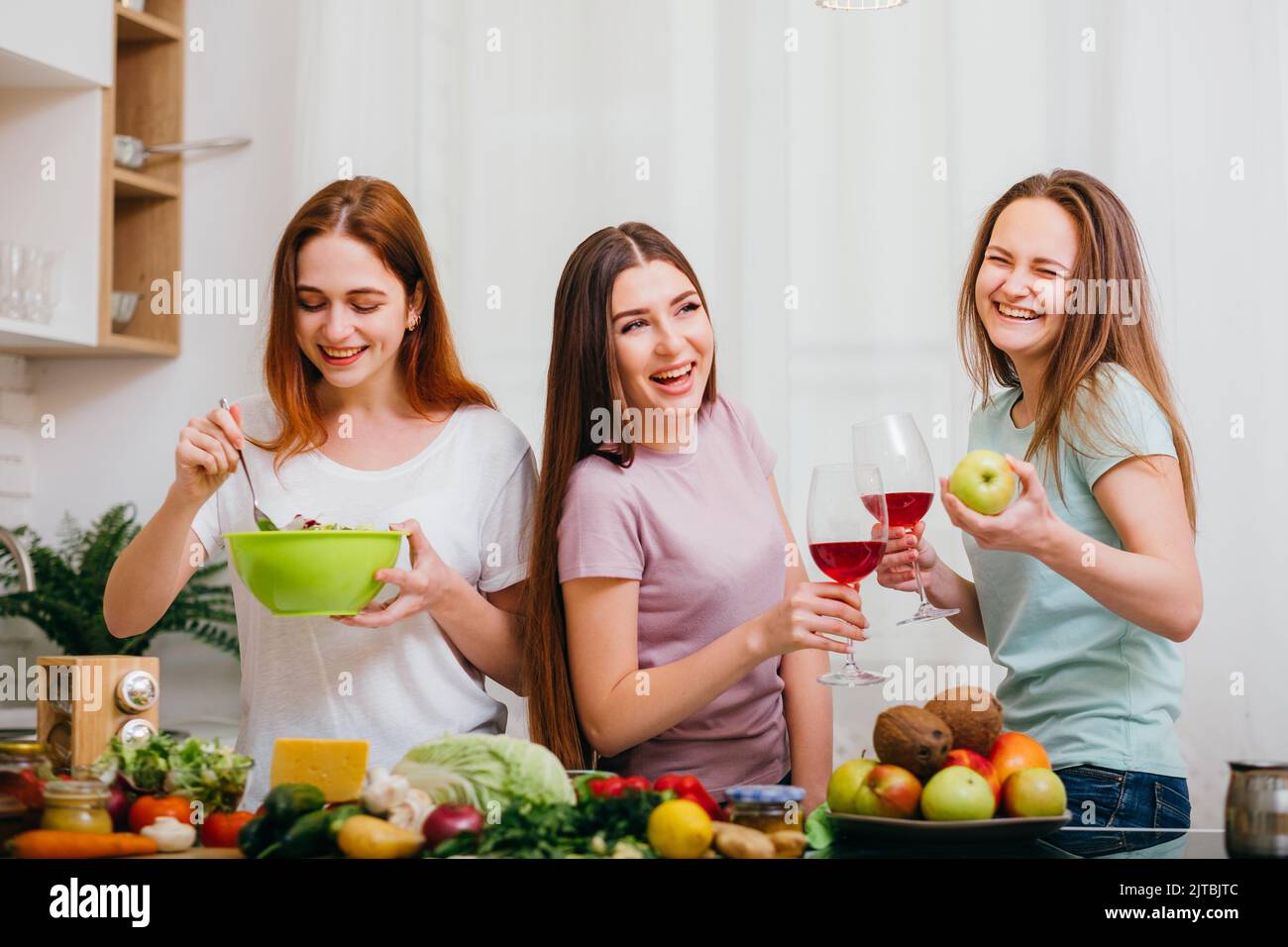 festa vegana amico femmina cucina frutta verdura Foto Stock