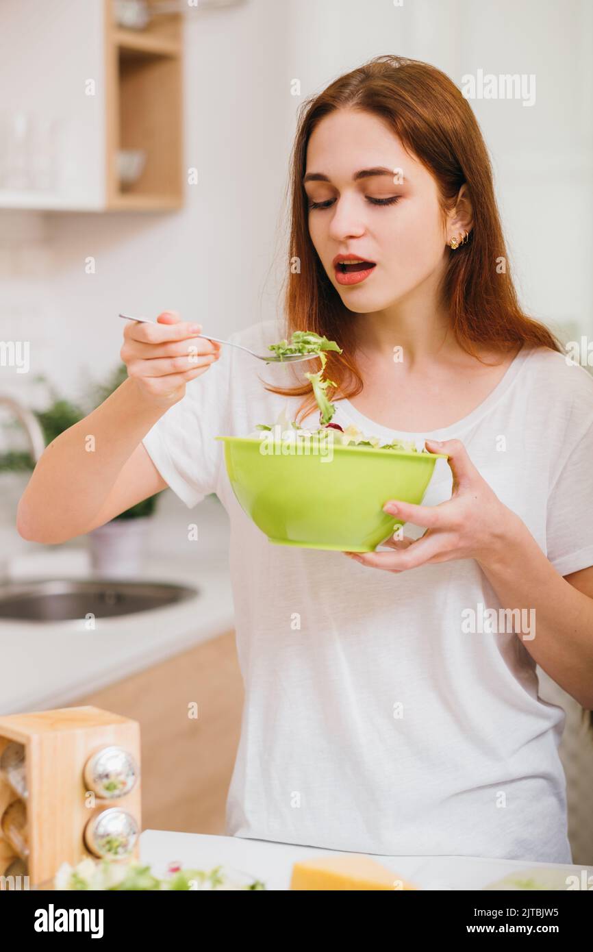 sana alimentazione vegetariana abitudini alimentari femminili Foto Stock